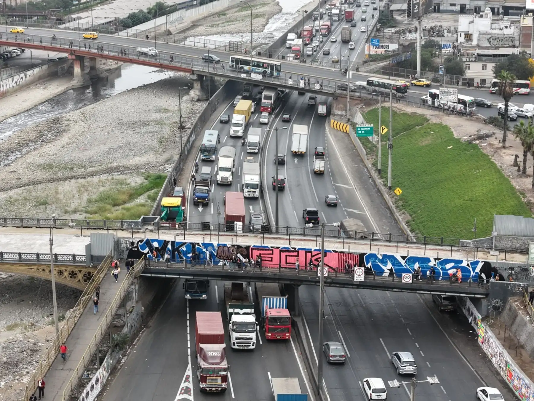 Accidente en la Vía de Evitamiento deja dos fallecidos y provoca intenso congestionamiento vehicular