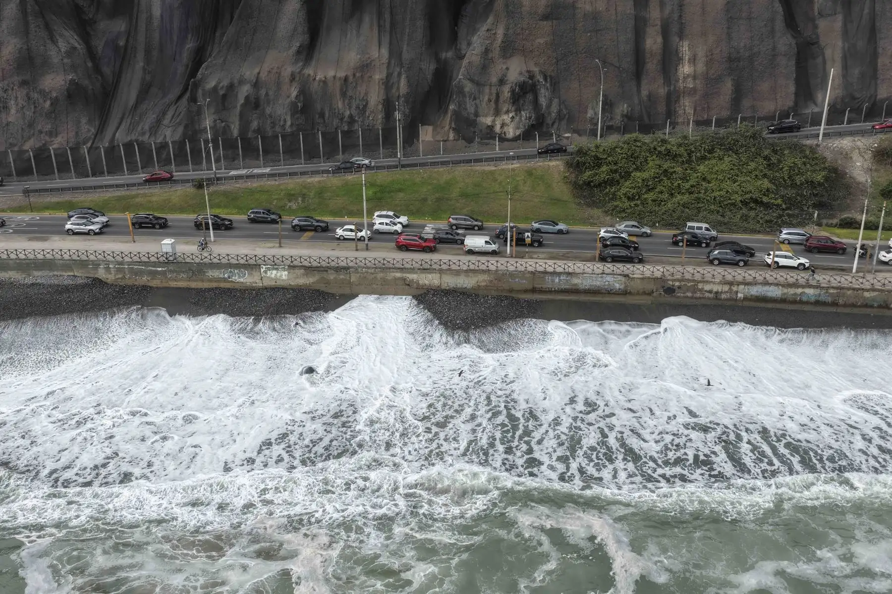 Cierran acceso a playas de Miraflores ante oleajes anómalos