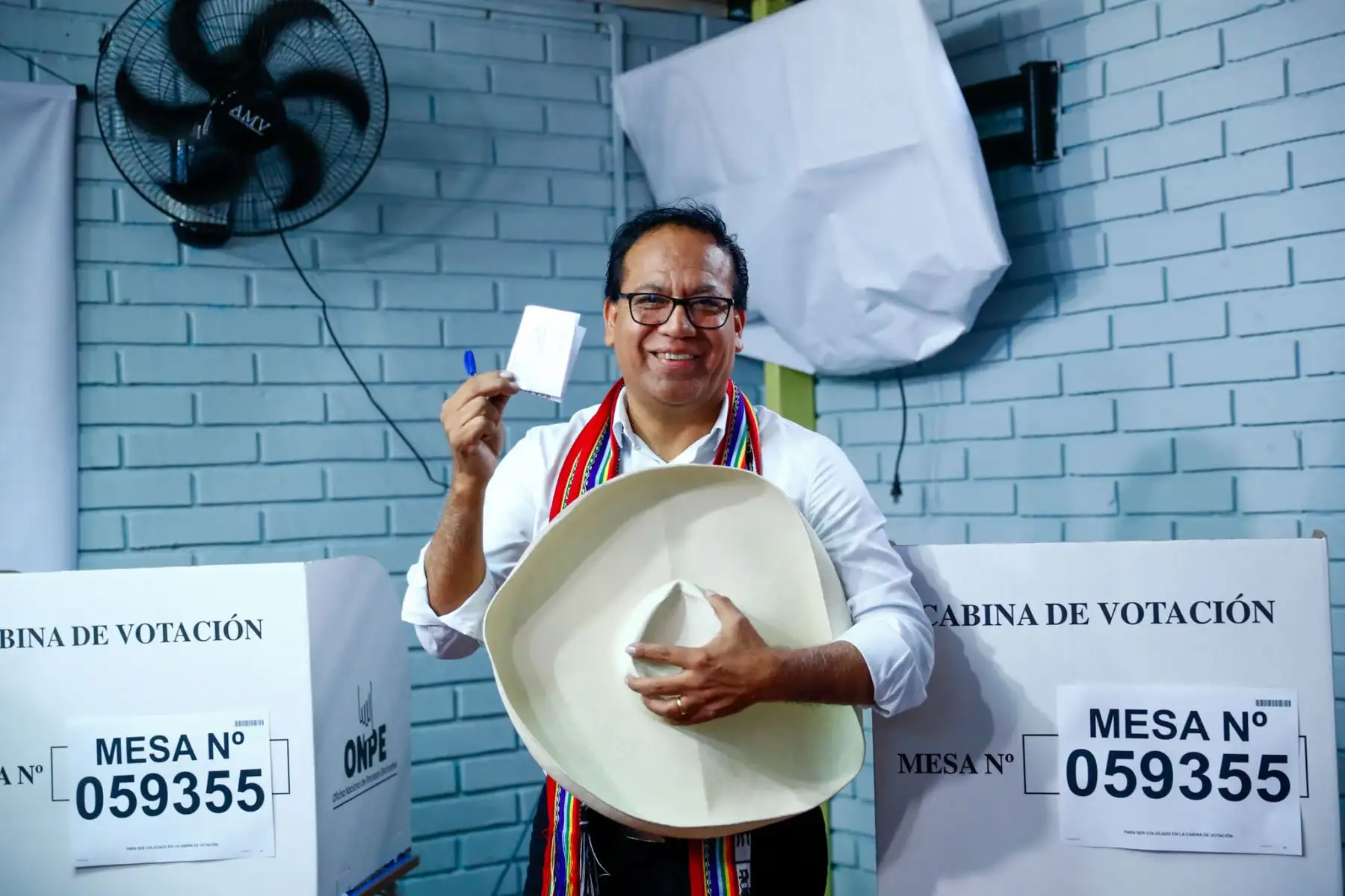 Elecciones 2026: Candidato presidencial Roberto Sánchez emite su voto en San Borja