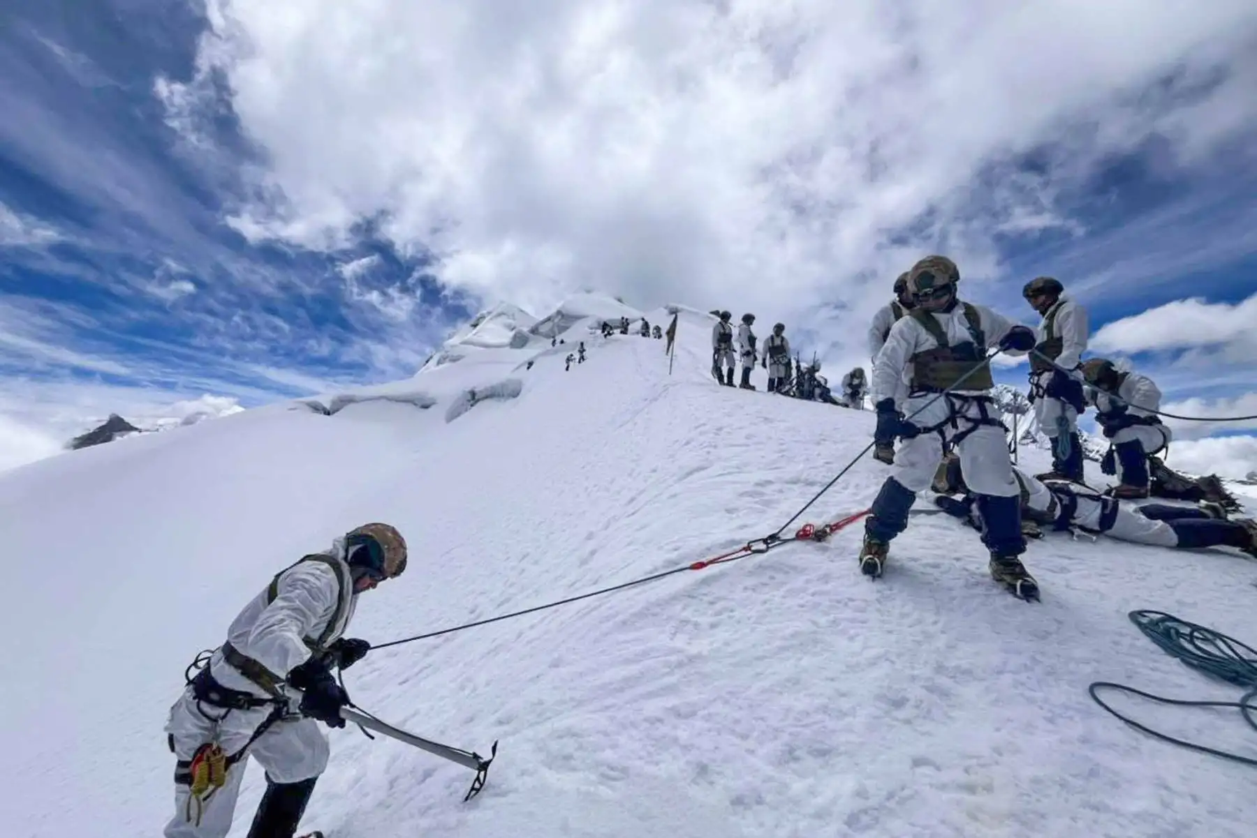 Áncash: comandos del Ejército se entrenan a más de 5,900 metros de altura en el nevado Vallunaraju