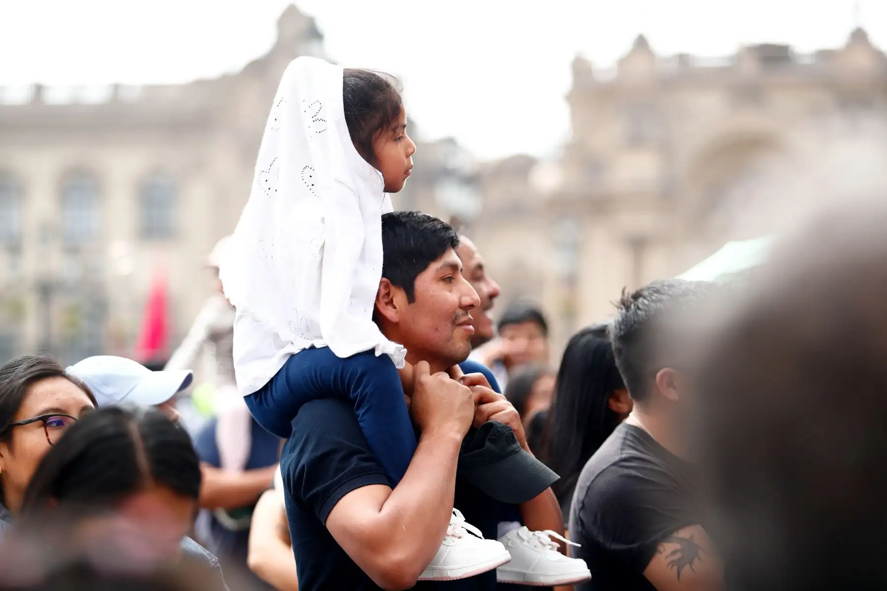 Día del Padre: miles de peruanos salen a pasear y celebrar en familia por el Centro de Lima