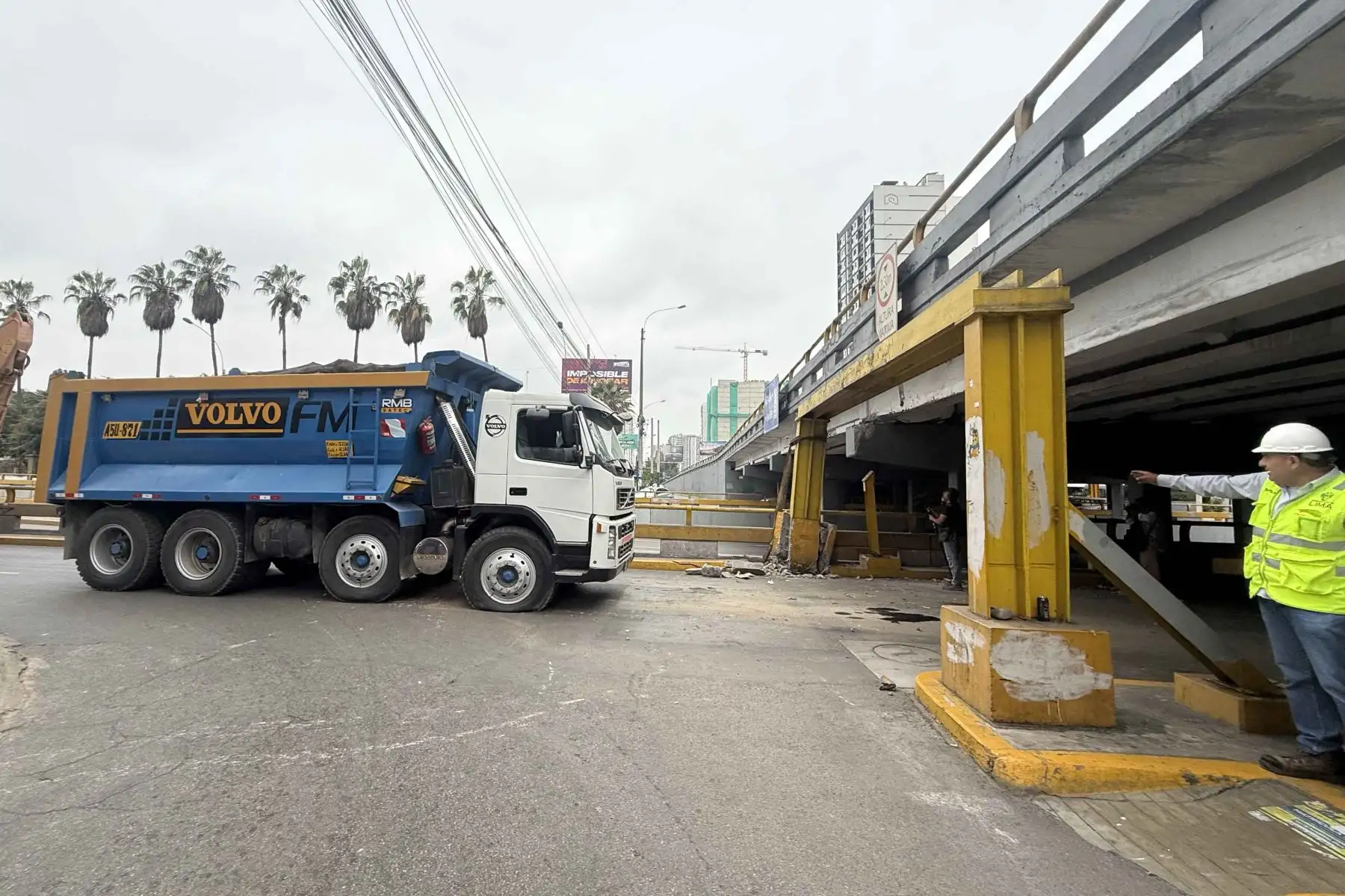 Autoridades logran retirar camión atascado bajo puente de la avenida Brasil