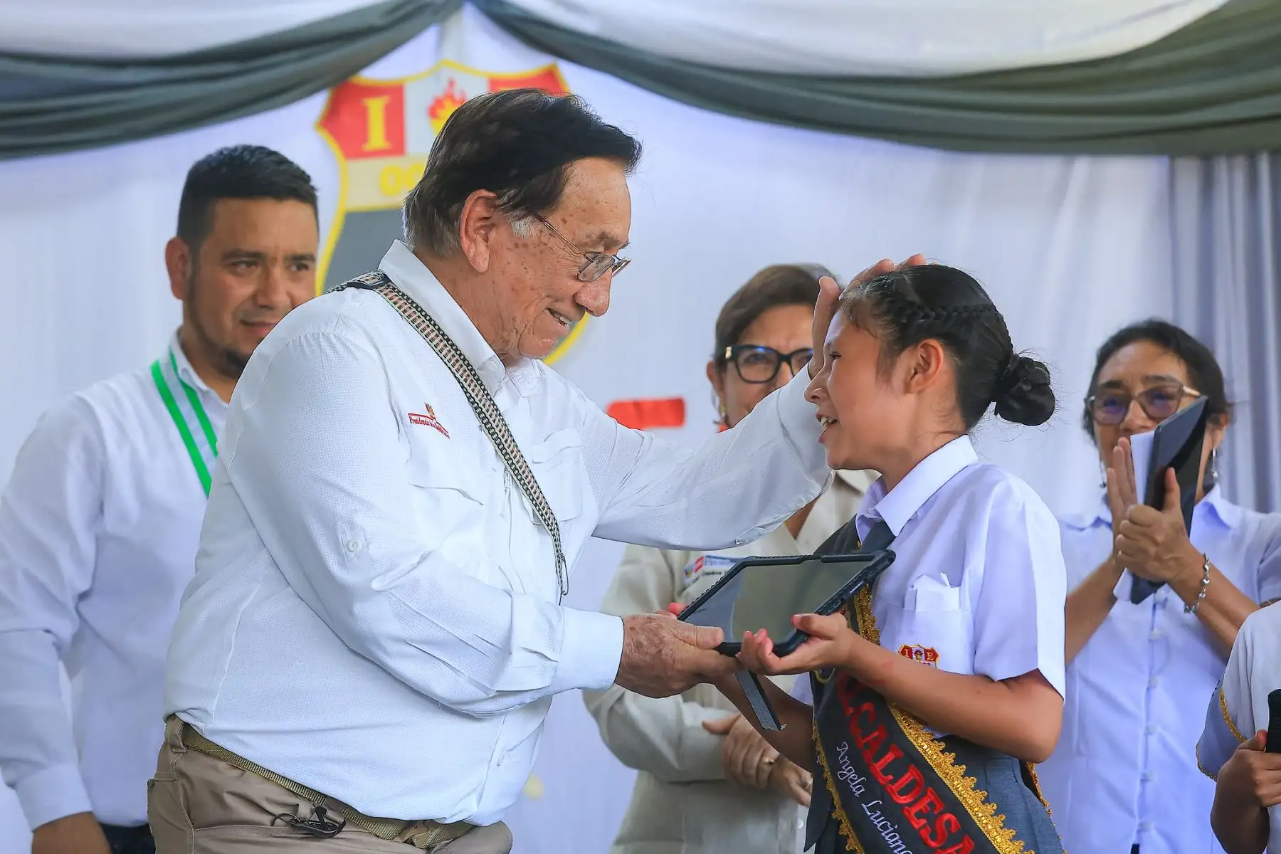 Presidente José María Balcázar participó de la ceremonia de entrega de 292 tabletas electrónicas en Moyobamba