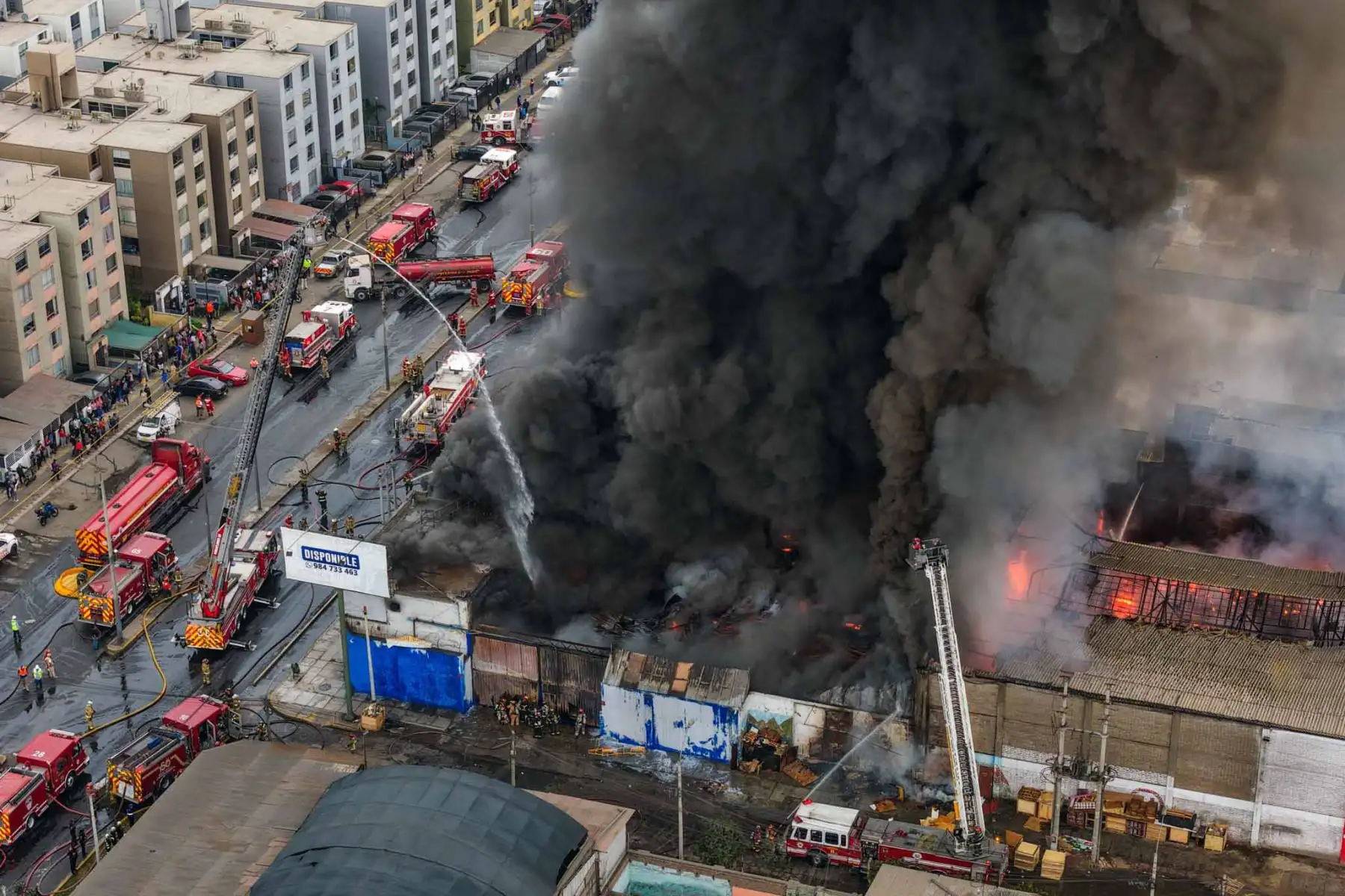 Más de 20 unidades de bomberos combaten incendio de gran magnitud en la avenida Colonial