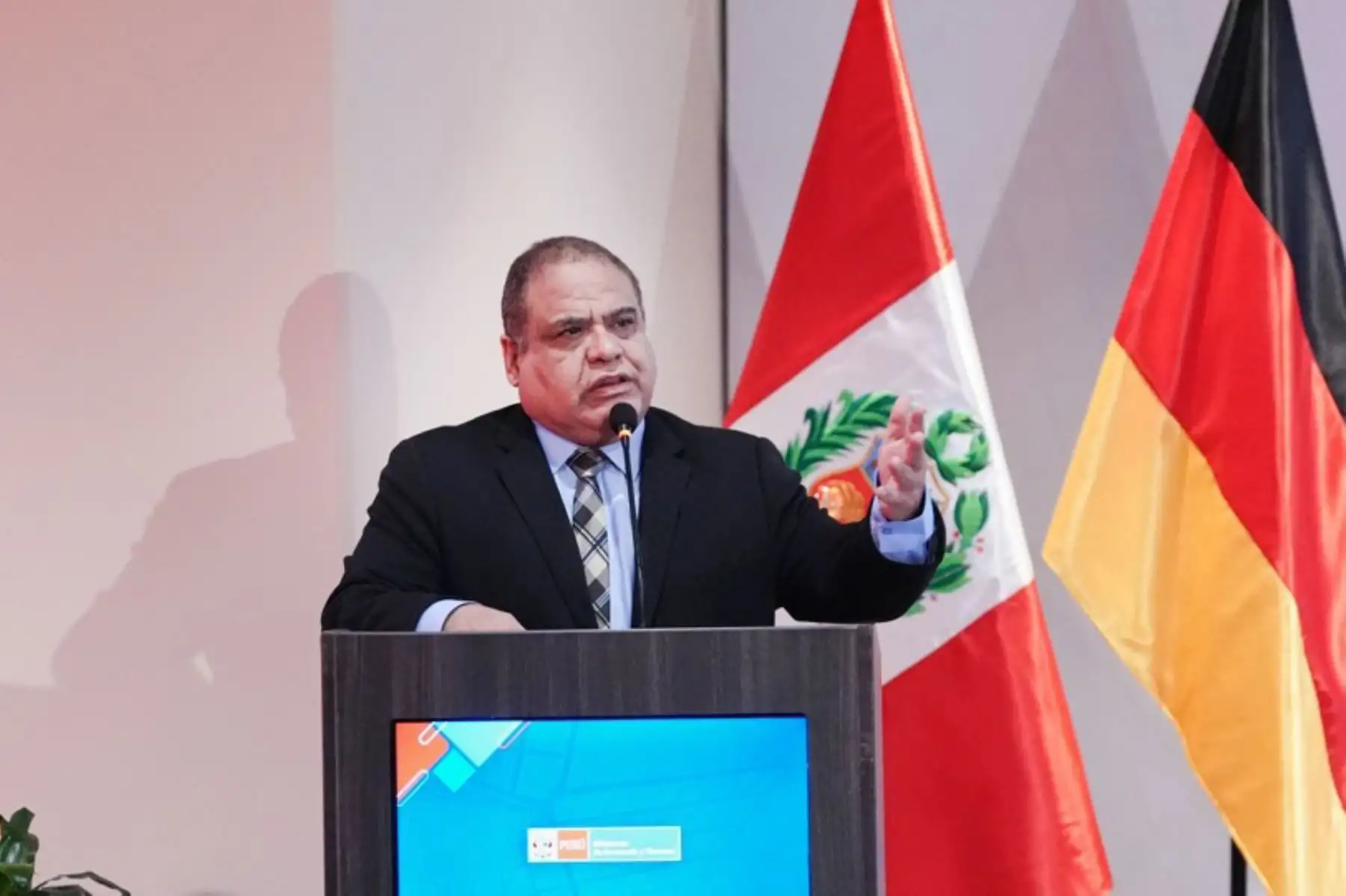 Ministro de Economía pide cautela al Congreso por mayor gasto fiscal aprobado