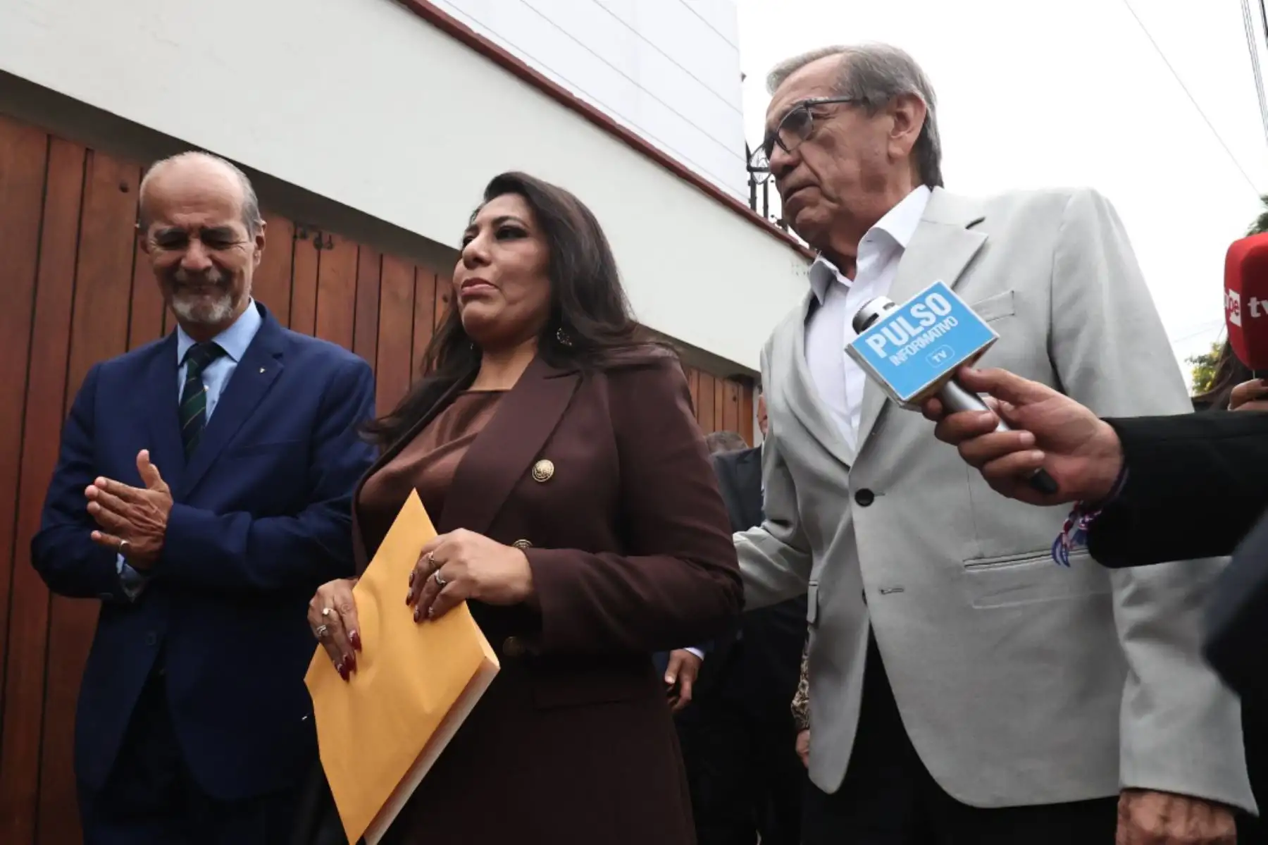 Keiko Fujimori se reunió con representantes de fuerzas políticas y sociales del país