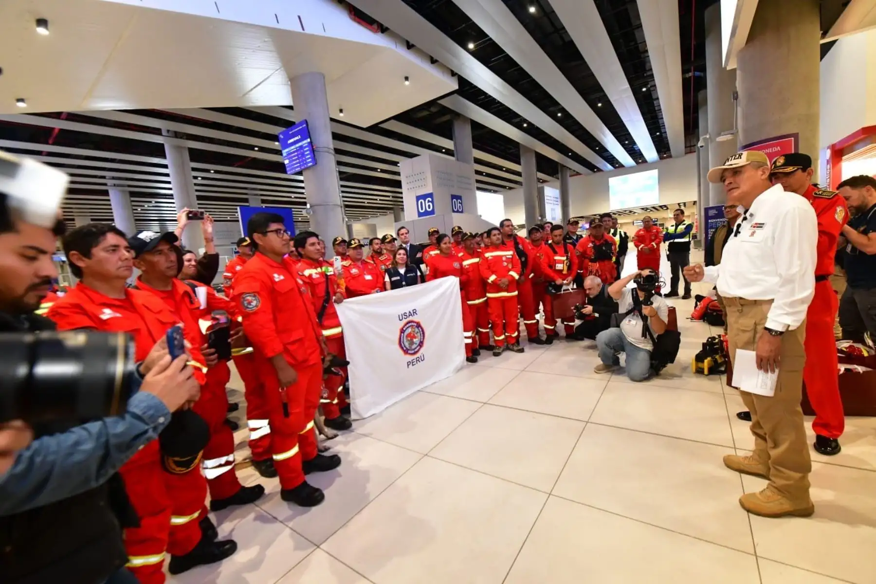 Ministro Zapata a bomberos: "¡Bienvenidos a casa, héroes al servicio de la humanidad!”