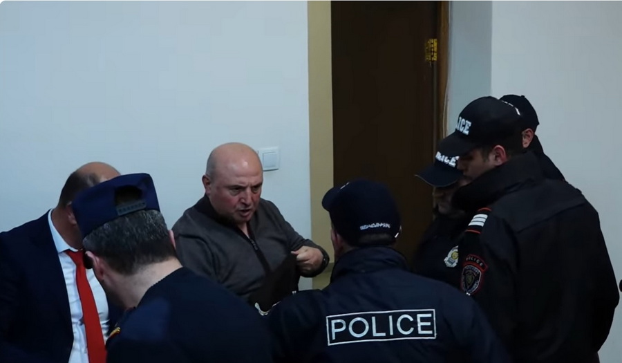 «Էնպես ես խառնվել, ոնց որ հորդ տունն է»․ լեզվակռիվ՝ Նիկոլ Փաշինյանին քննադատող Վարդան Ղուկասյանի ու իրեն դատարանի դահլիճից հեռացնող ոստիկանի միջև