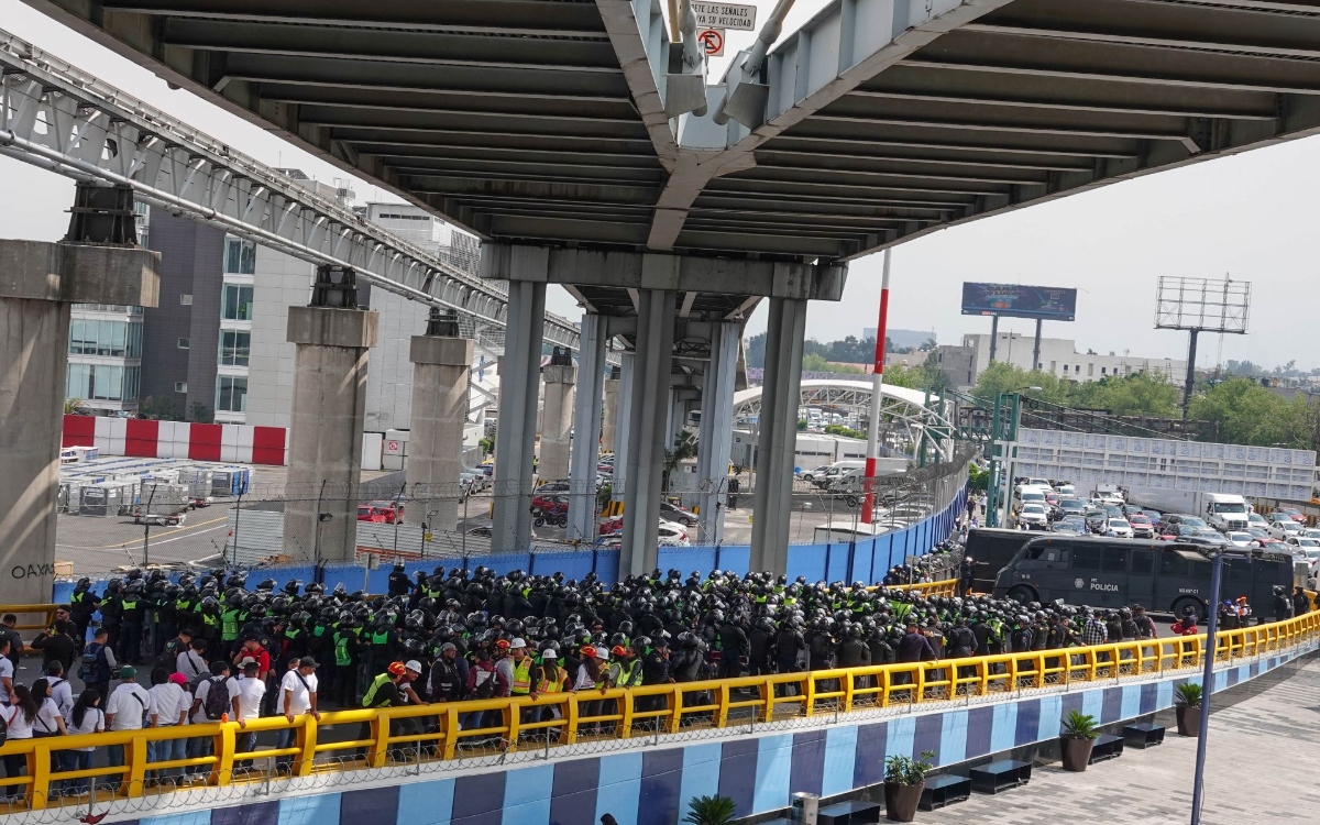 Autoridades cierran accesos vehiculares al AICM por maestros; normalistas bloquean México-Cuernavaca