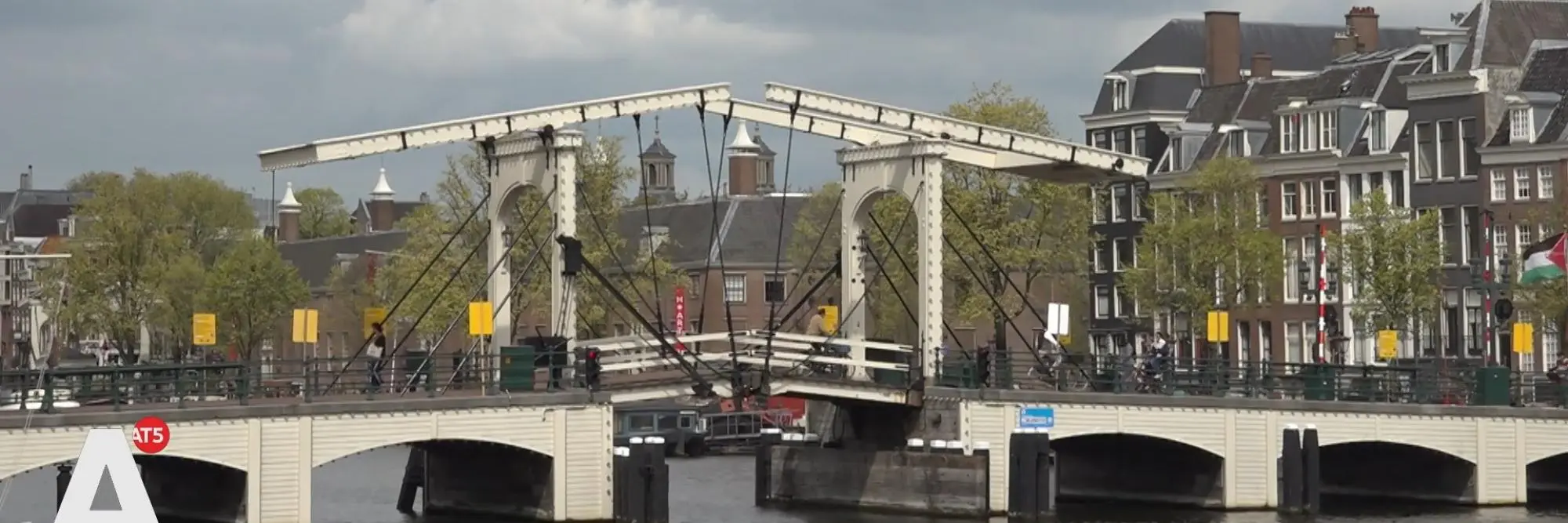 Meer dan 20 gele borden op de Magere Brug: kan dat niet anders?