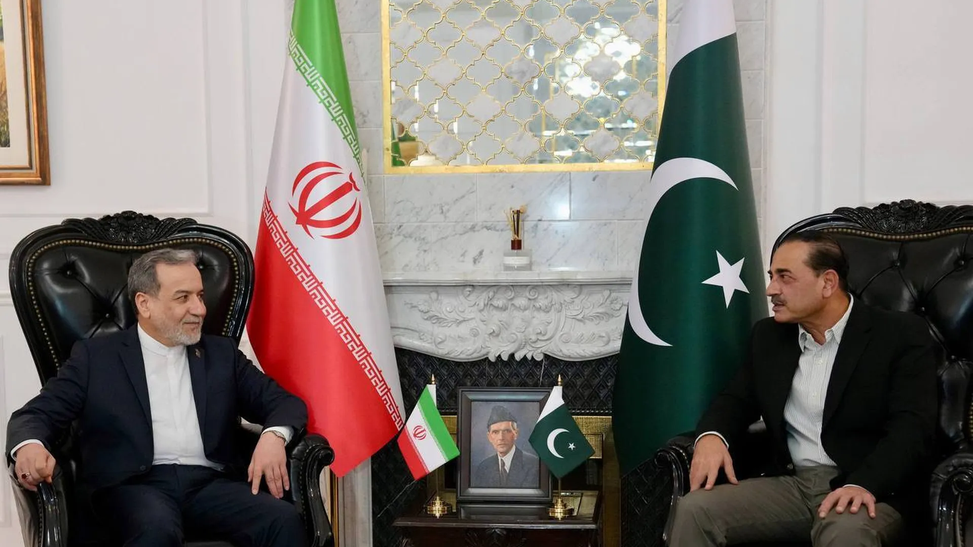 Pakistani field marshal heads to Tehran to try to seal U.S.-Iran deal