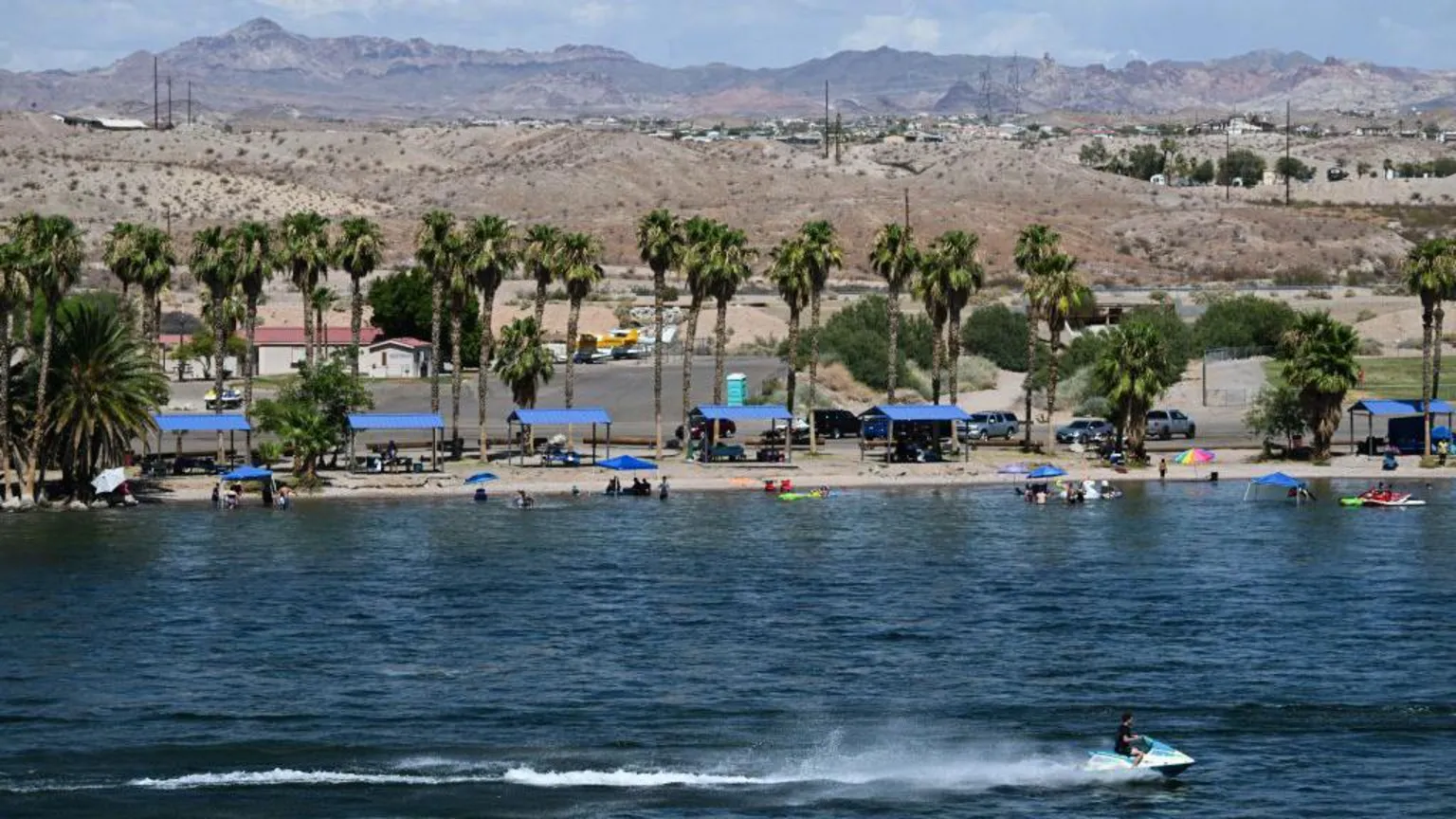 Man drowns in Colorado River after jumping off boat to retrieve his hat