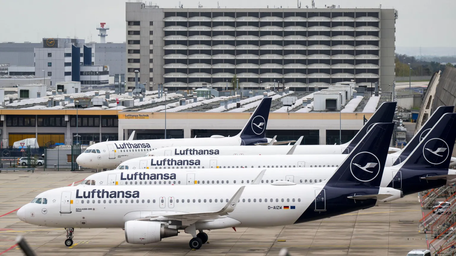 Lufthansa cuts 20,000 summer flights as fuel prices surge