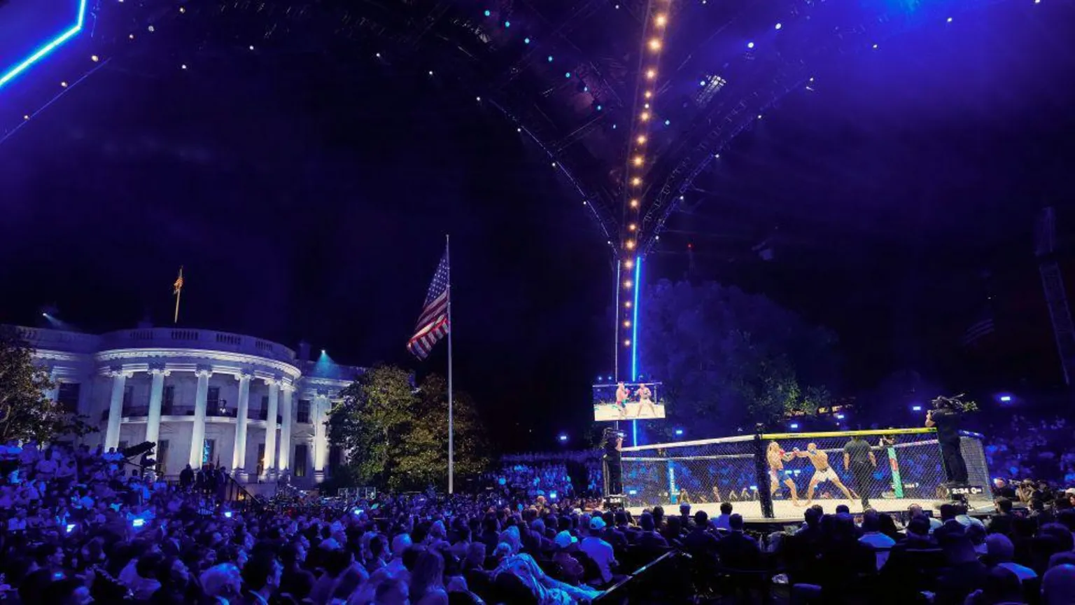 Trump and thousands of others watch UFC fight on White House lawn