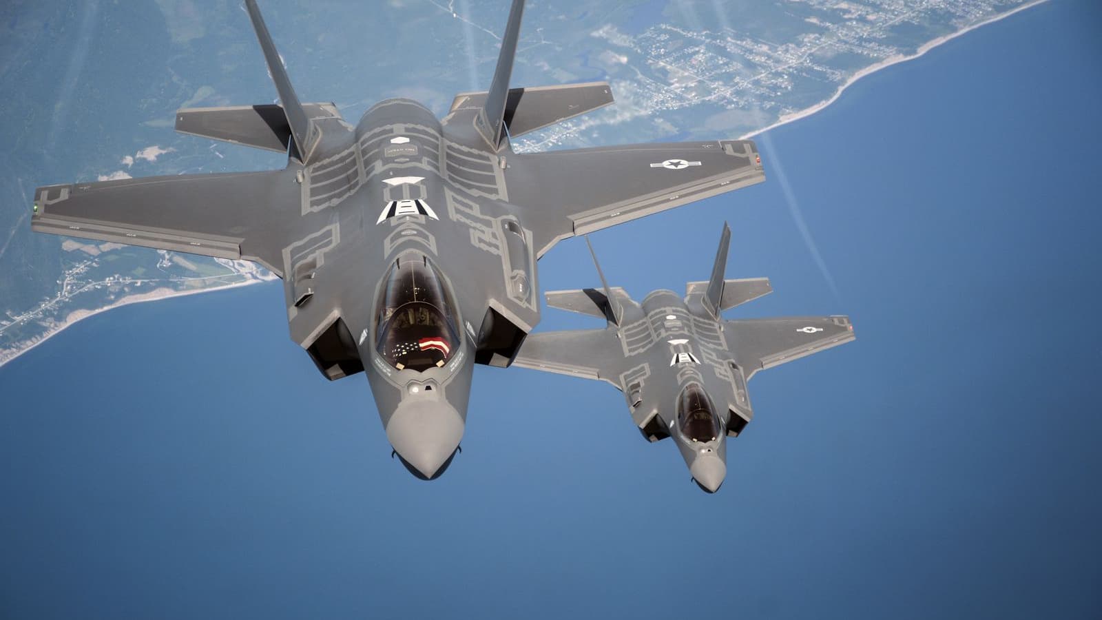 "Le pilote est dans un état stable": un avion de combat américain F-35 atterrit en urgence après un tir présumé iranien