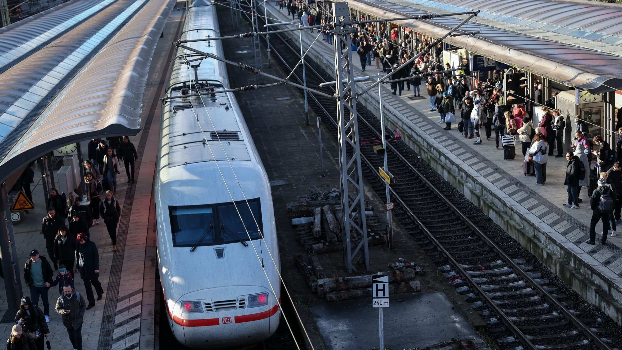 Un homme de 20 ans allume des engins pyrotechniques dans un TGV en Allemagne, 12 personnes légèrement blessées
