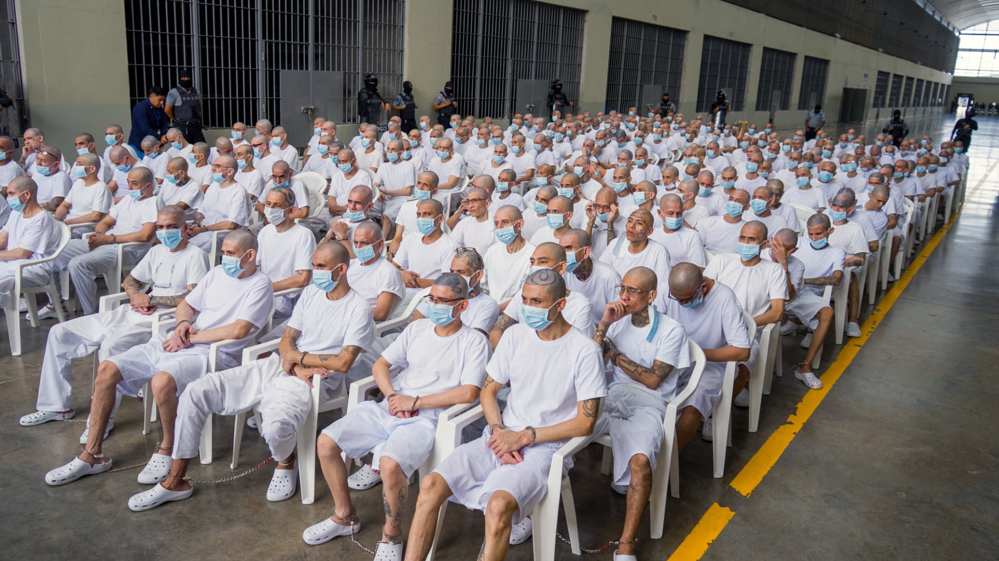 486 membres présumés: les images impressionnantes du procès du gang MS-13 au Salvador