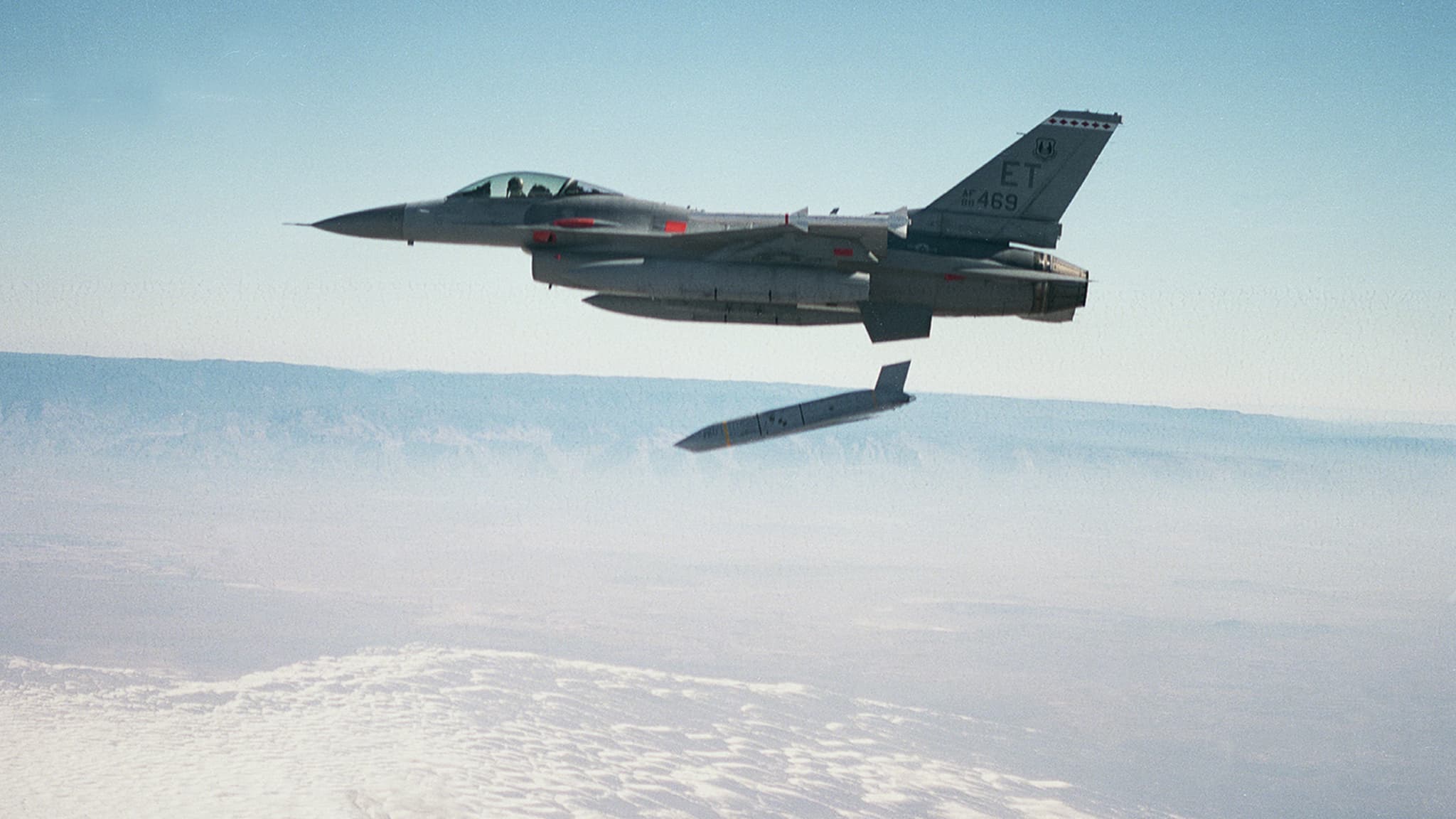 Le président péruvien veut rétropédaler sur l'achat de F-16 américains alors que le contrat est signé, les ministres de la Défense et des Affaires étrangères claquent la porte