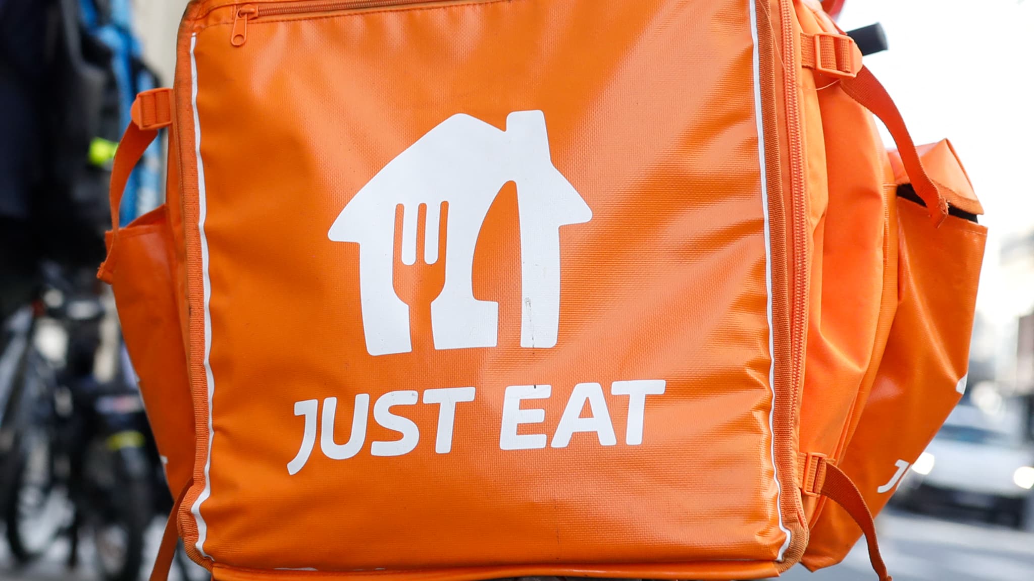 Ils demandent le Smic et des congés payés: 7.000 livreurs de repas attaquent en justice la plateforme Just Eat au Royaume-Uni pour être considérés comme des salariés à part entière