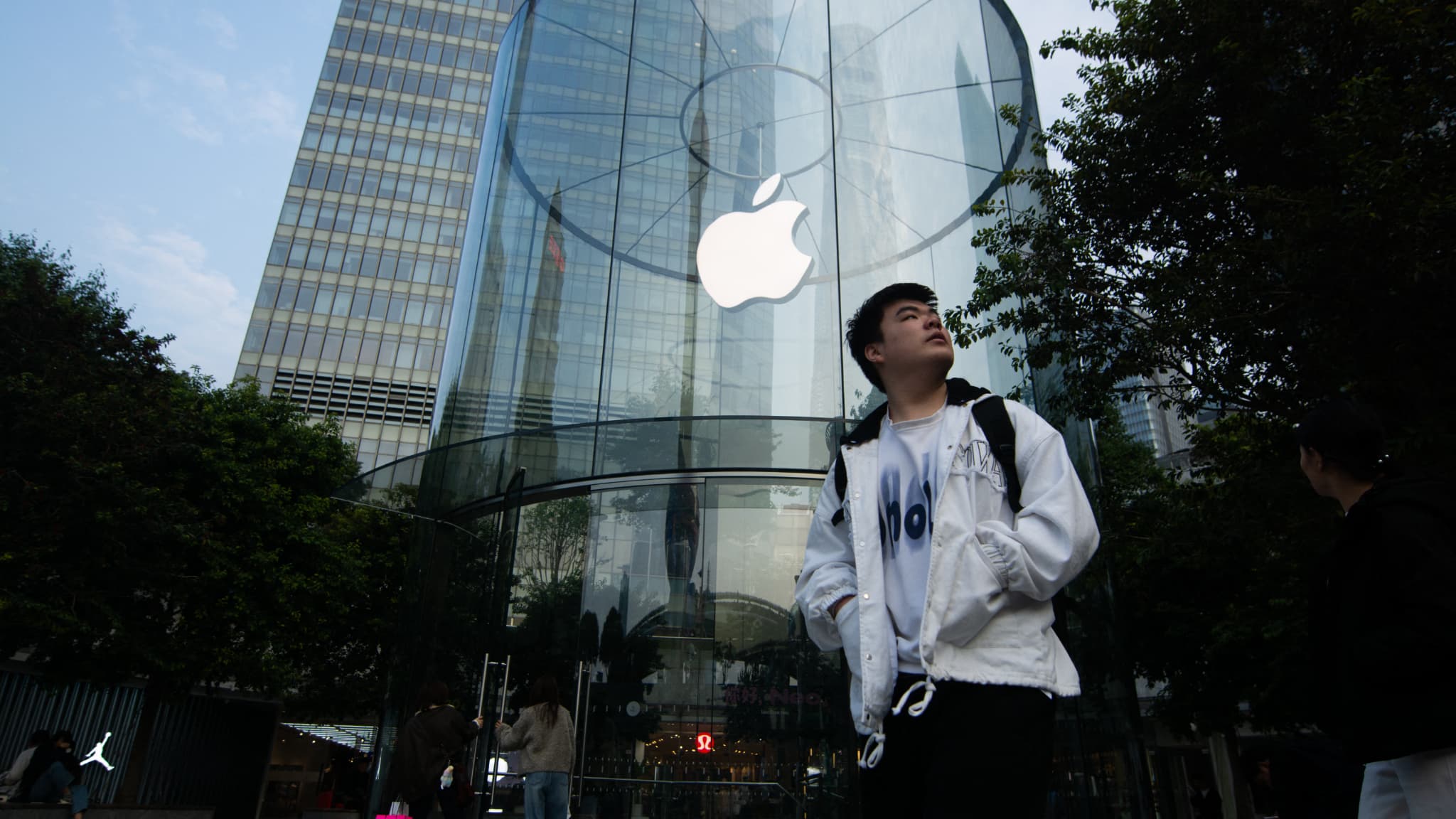 Accusé d’avoir trompé des millions d’acheteurs d’iPhone avec des promesses non tenues sur l’IA, Apple accepte de payer 250 millions de dollars