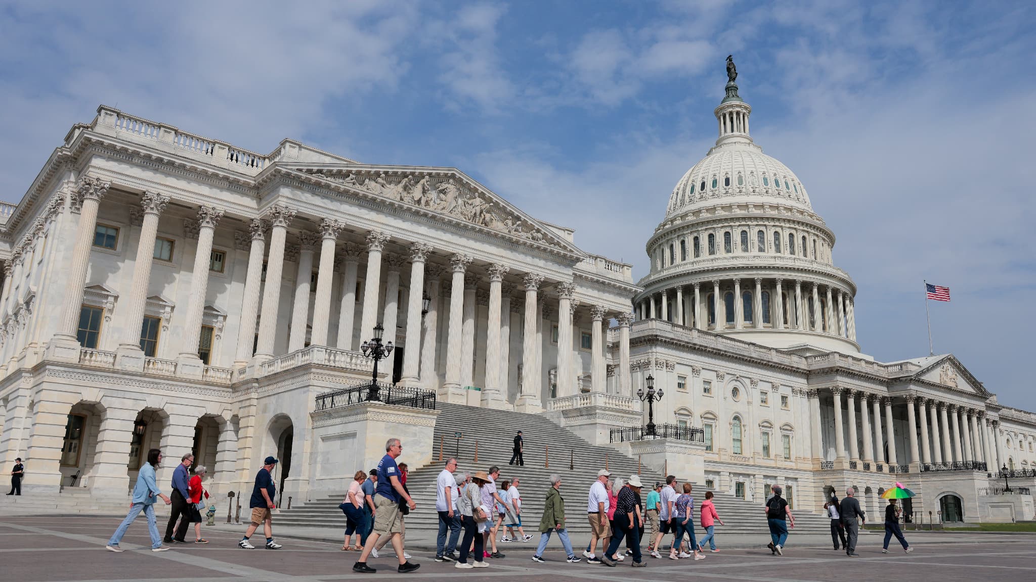 "Un message fort": les députés américains approuvent un texte ordonnant la fin de la guerre contre l'Iran