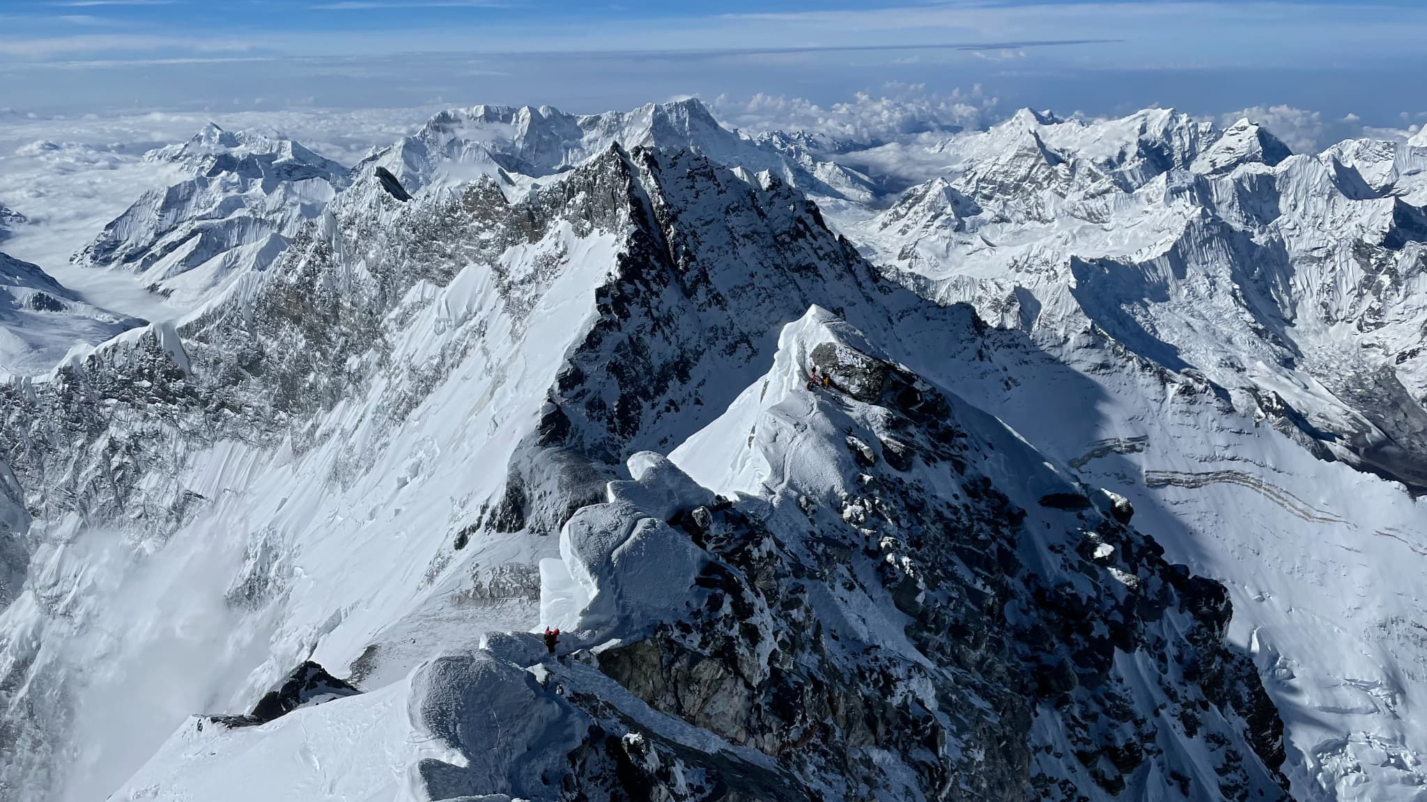"Je ne pensais pas m'en sortir vivant": l'alpiniste népalais secouru après six jours seul sur l'Everest raconte comment il a survécu en "rongeant de la glace"