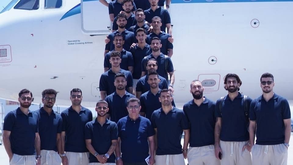 Coupe du monde 2026 image historique de l avion de l equipe d iran qui a atterri a los angeles en plein conflit avec les etats unis AP