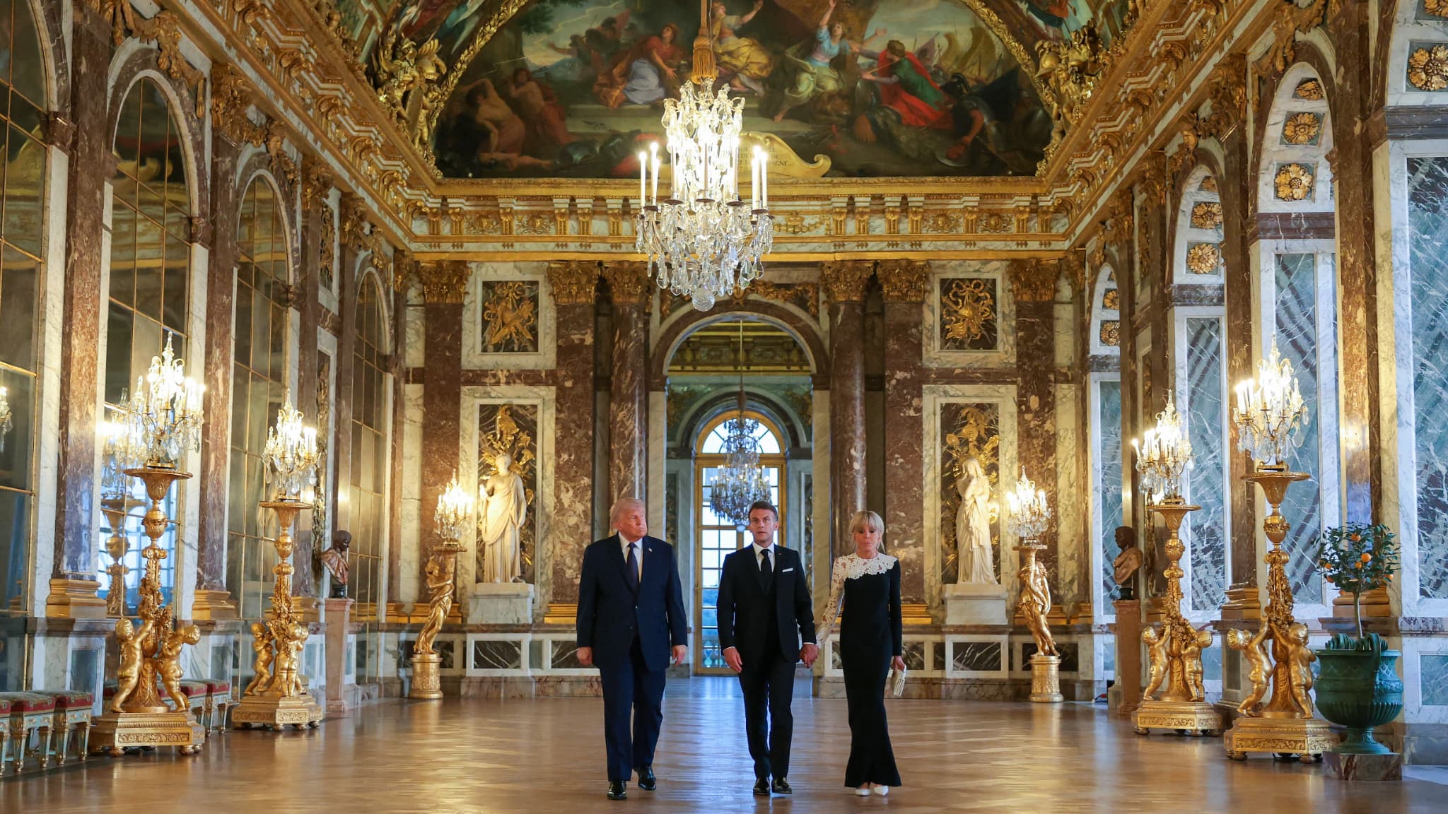 Direct guerre au moyen orient donald trump signe a versailles l accord pour mettre fin au conflit avec l iran emmanuel macron salue un moment de paix LN