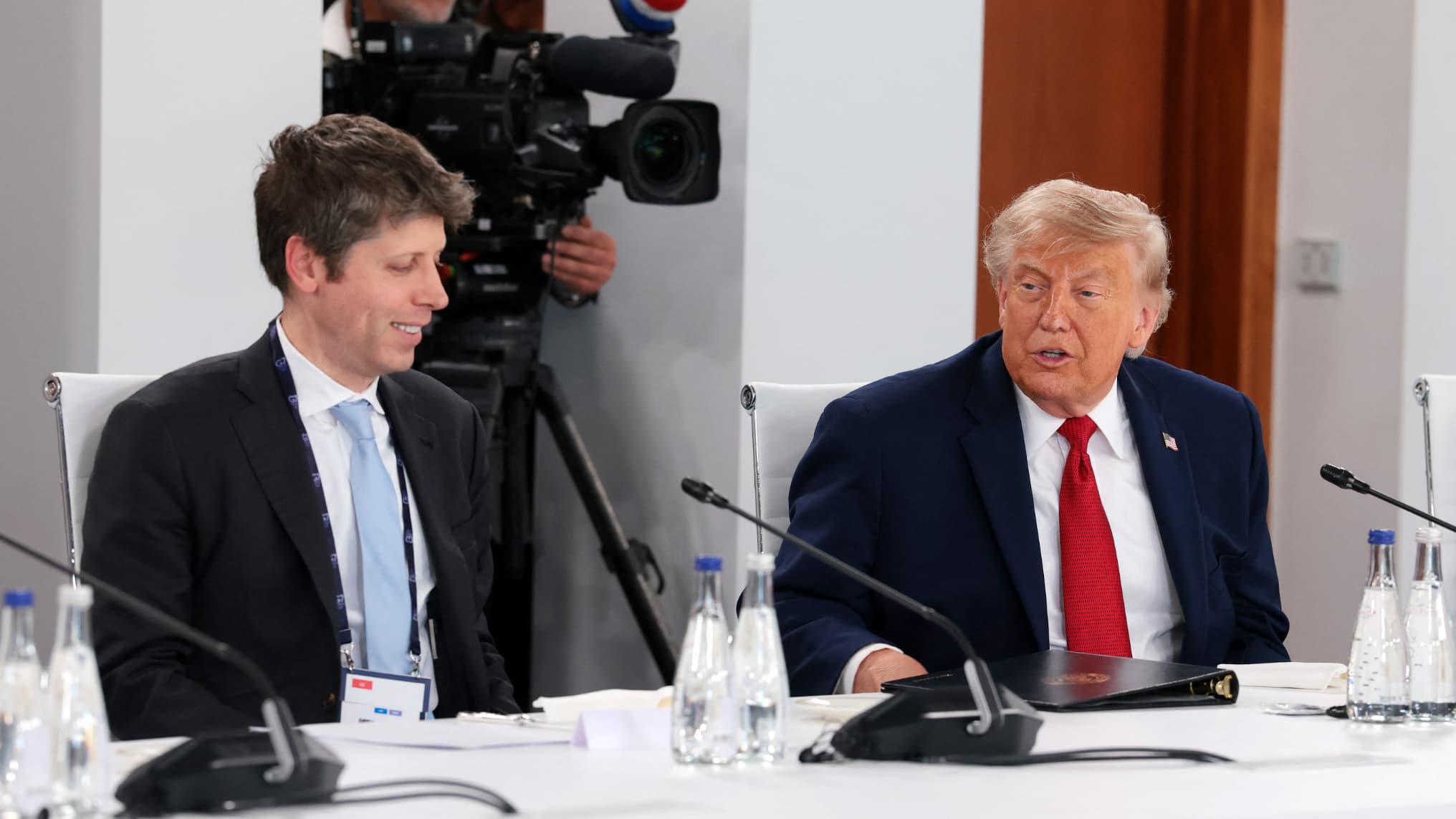 OpenAI a trouvé la solution pour que Trump la laisse tranquille: céder 5% de son capital au gouvernement (cela représente presque 50 milliards de dollars)