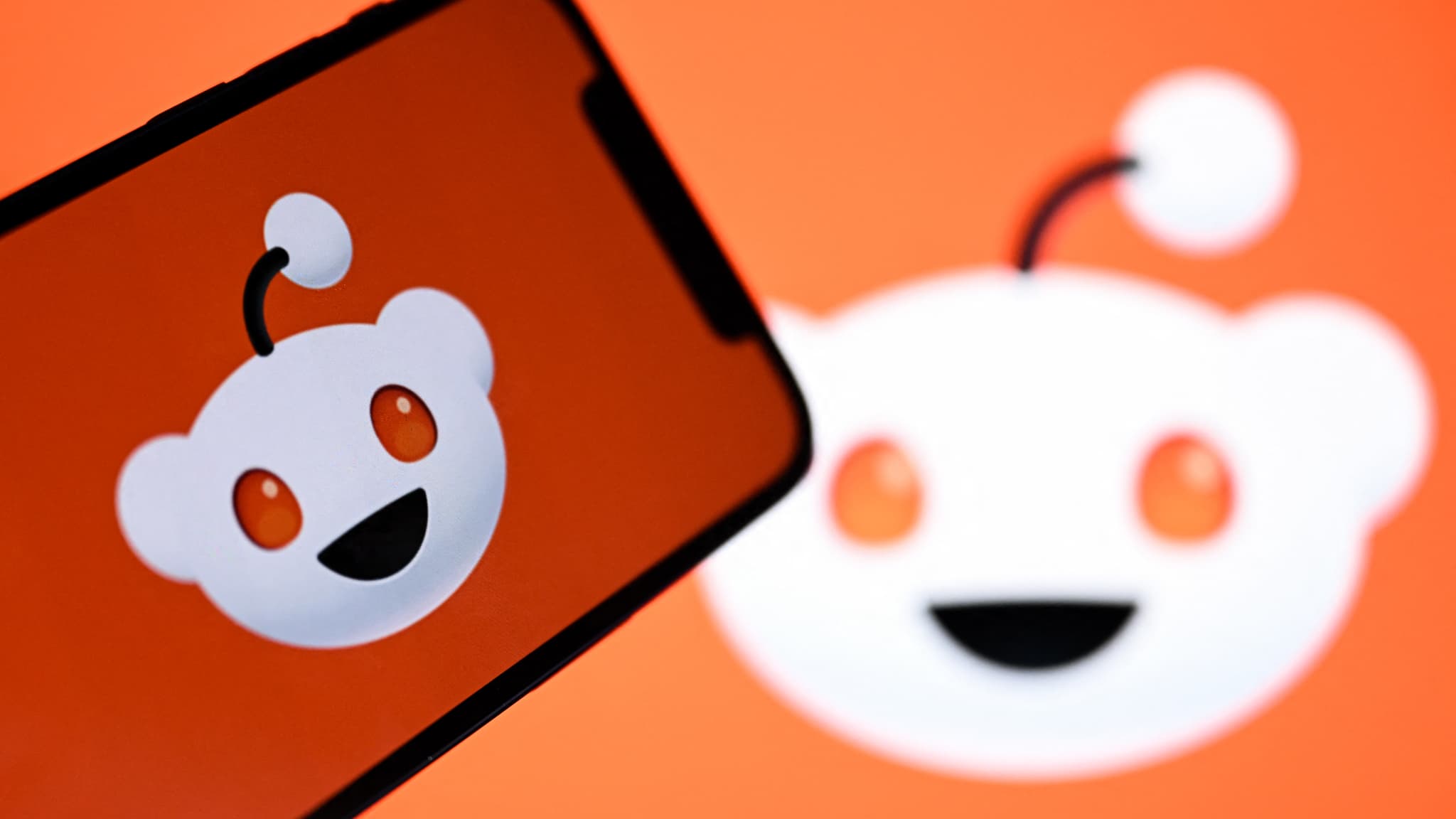 25.000 messages indésirables et 2 millions de votes bloqués par jour: face aux risques de manipulation via sa plateforme et aux contenus générés par IA, Reddit mise… sur l'IA