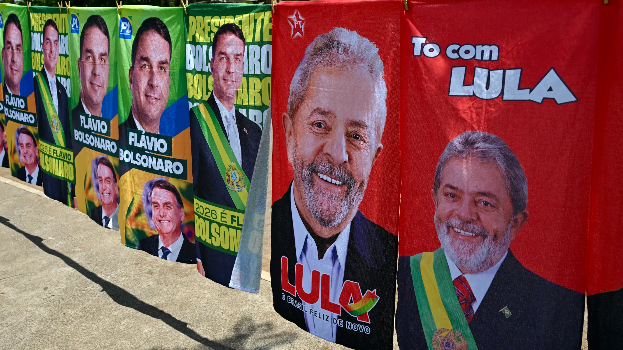 Brésil: Lula et Flávio Bolsonaro à égalité à 50% à trois jours du second tour