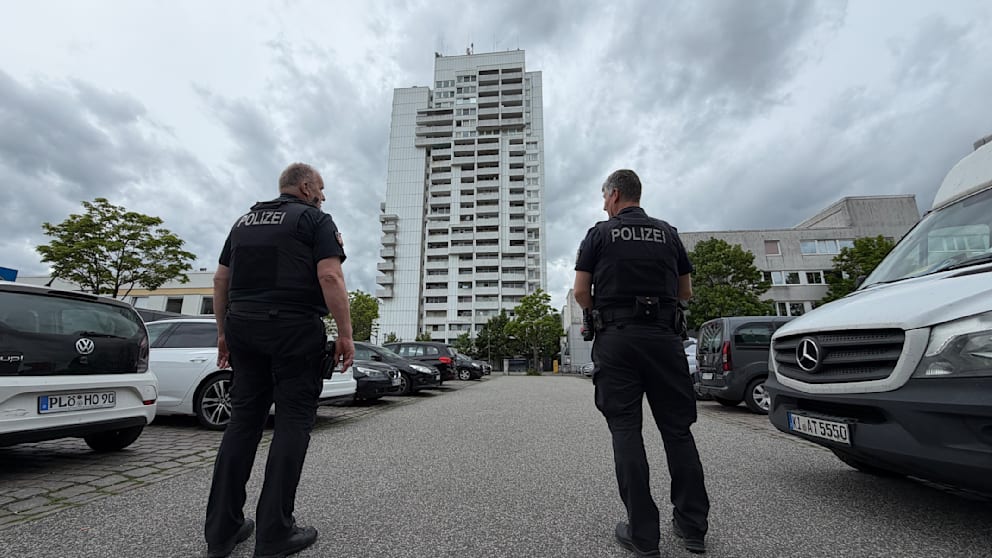 Platte auf Streife geworfen: In diesem Hochhaus ist die Polizei ein Feind