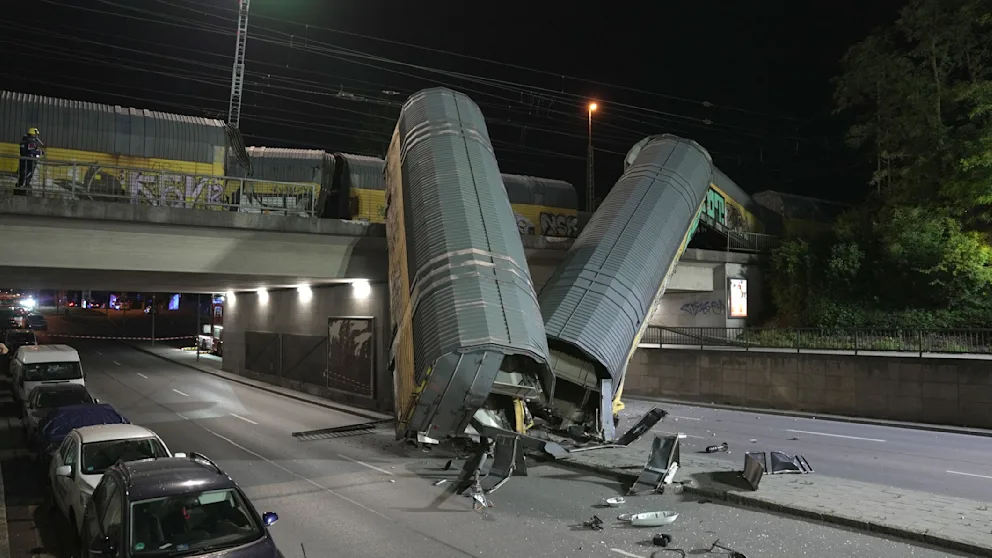 Güterzug-Waggon stürzt in München von Brücke! Polizei im Großeinsatz