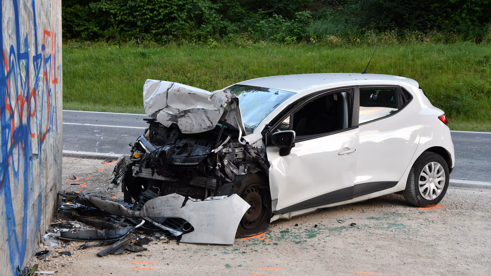 Aargau: Renault knallt in Brückenpfeiler – Fahrer (†37) tot