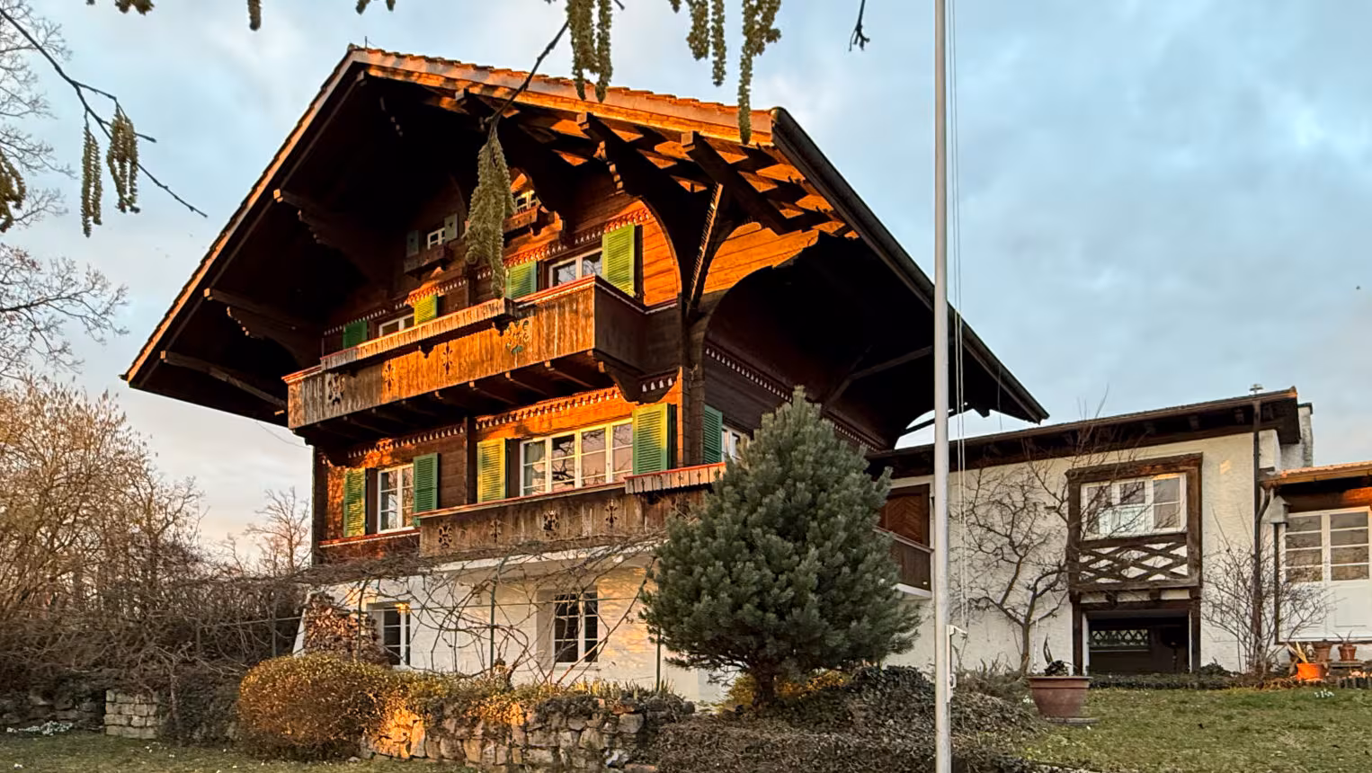 Historisches Chalet steht zum Verkauf – direkt beim Flughafen