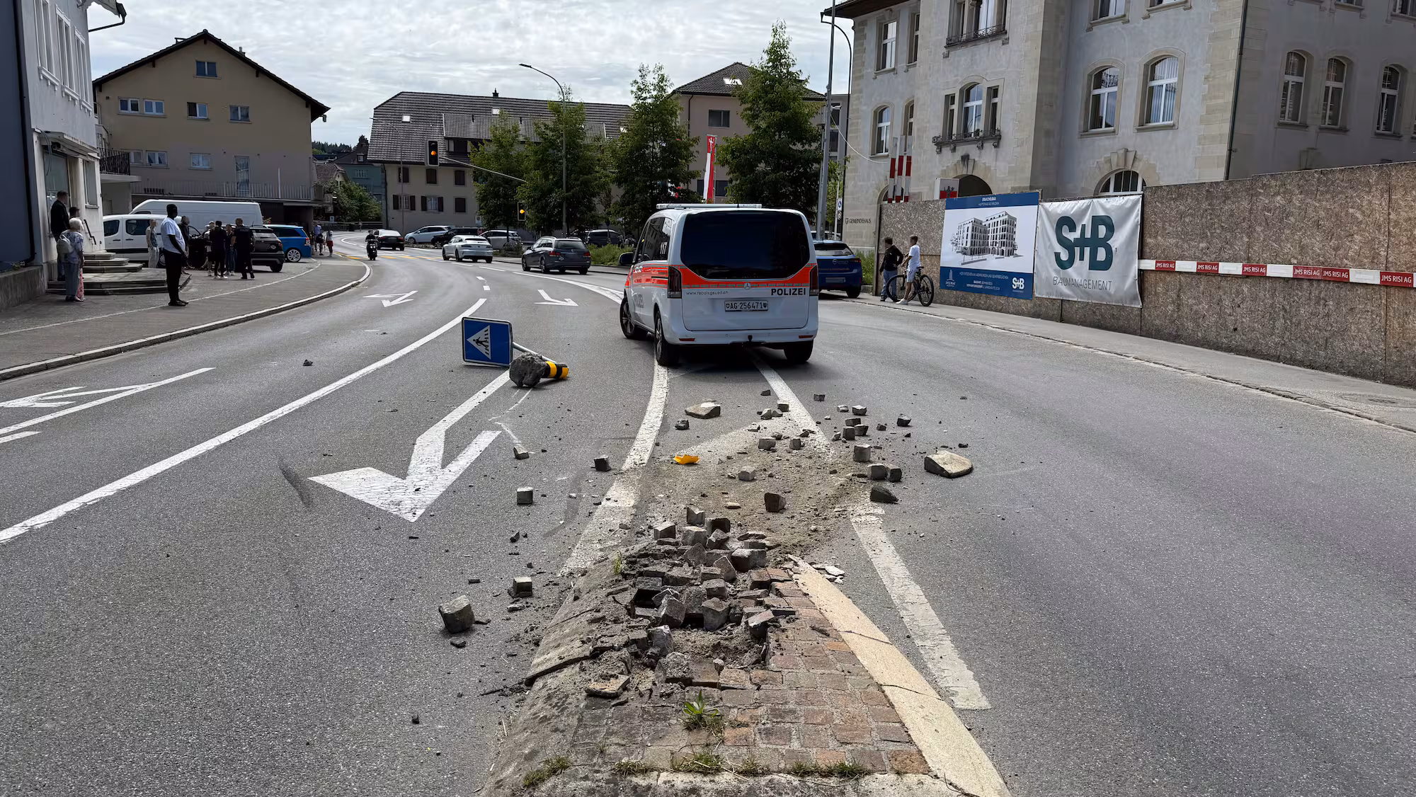Menziken: Frau fährt nackt Auto und verursacht Kollisionen