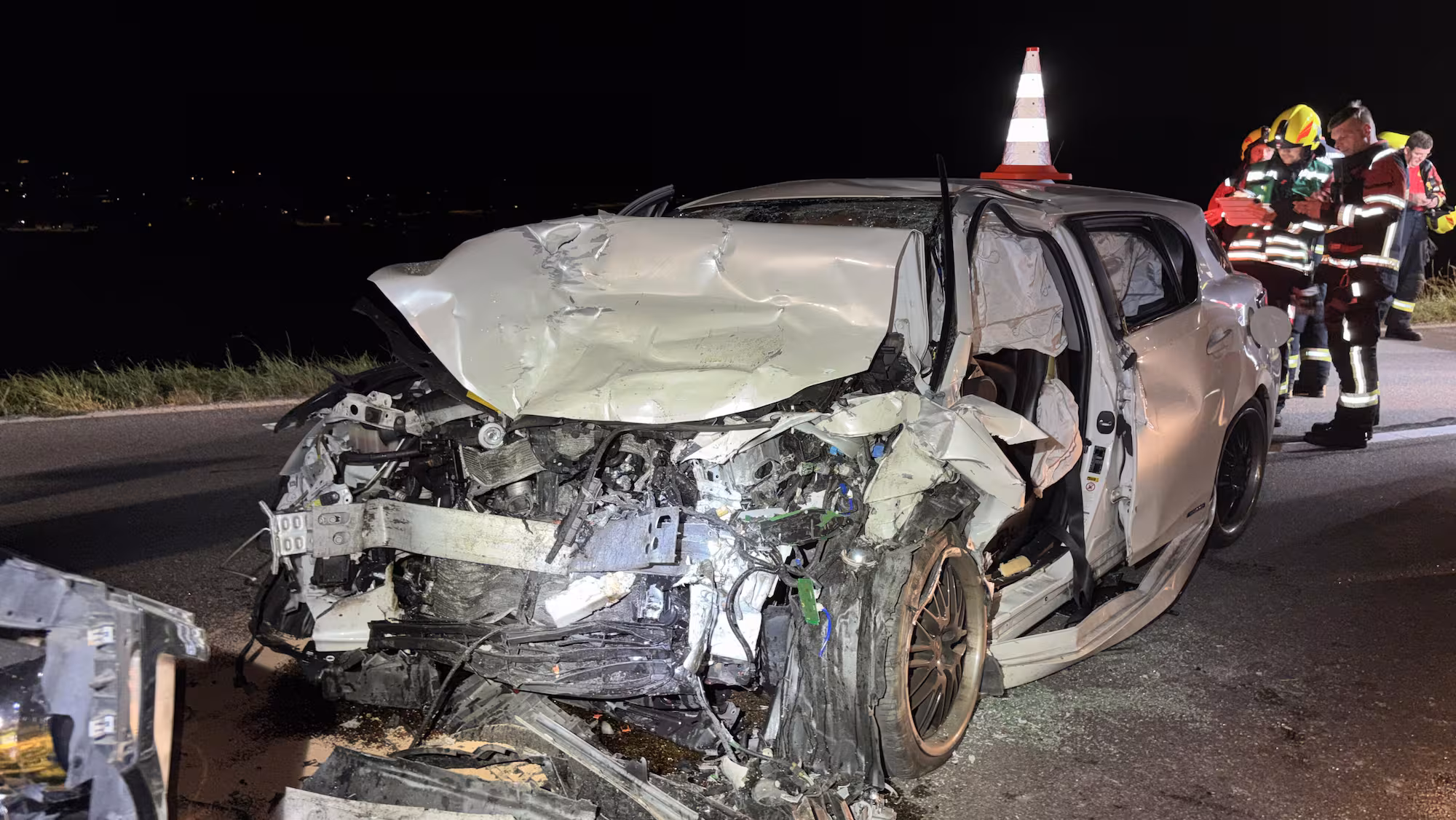 Lexus-Fahrer (49) setzt zum Überholmanöver an – Frontal-Crash
