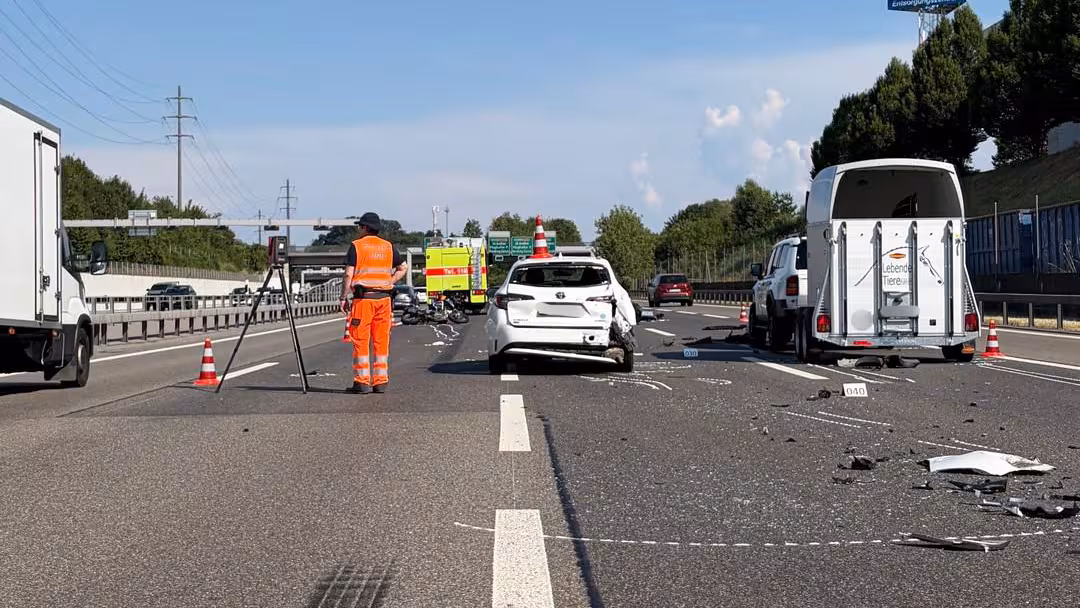 Töfflenker (64) übersieht Stauende auf A1 – schwer verletzt