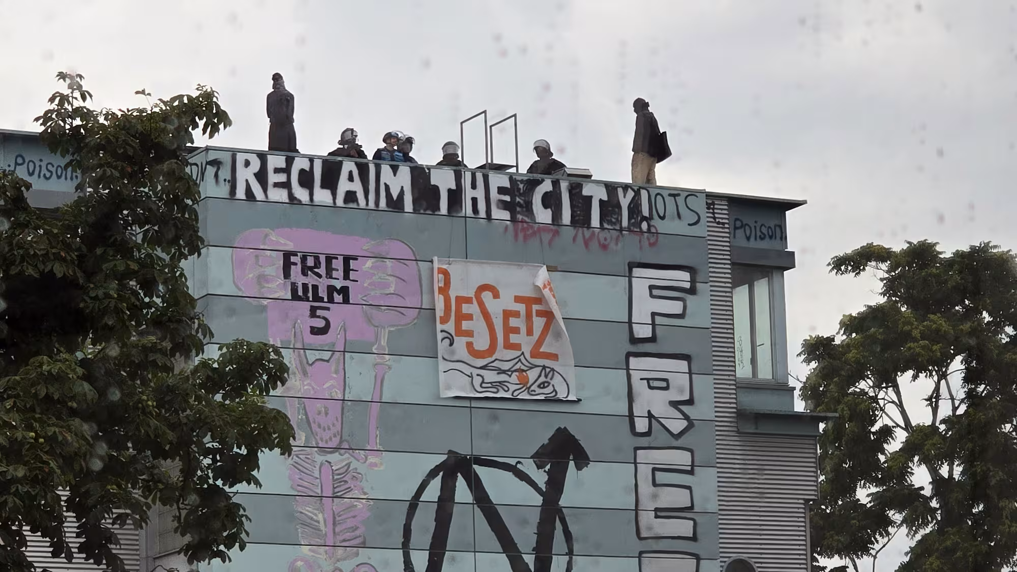 Polizei räumt Zack-Gelände – Aktivisten protestieren auf dem Dach