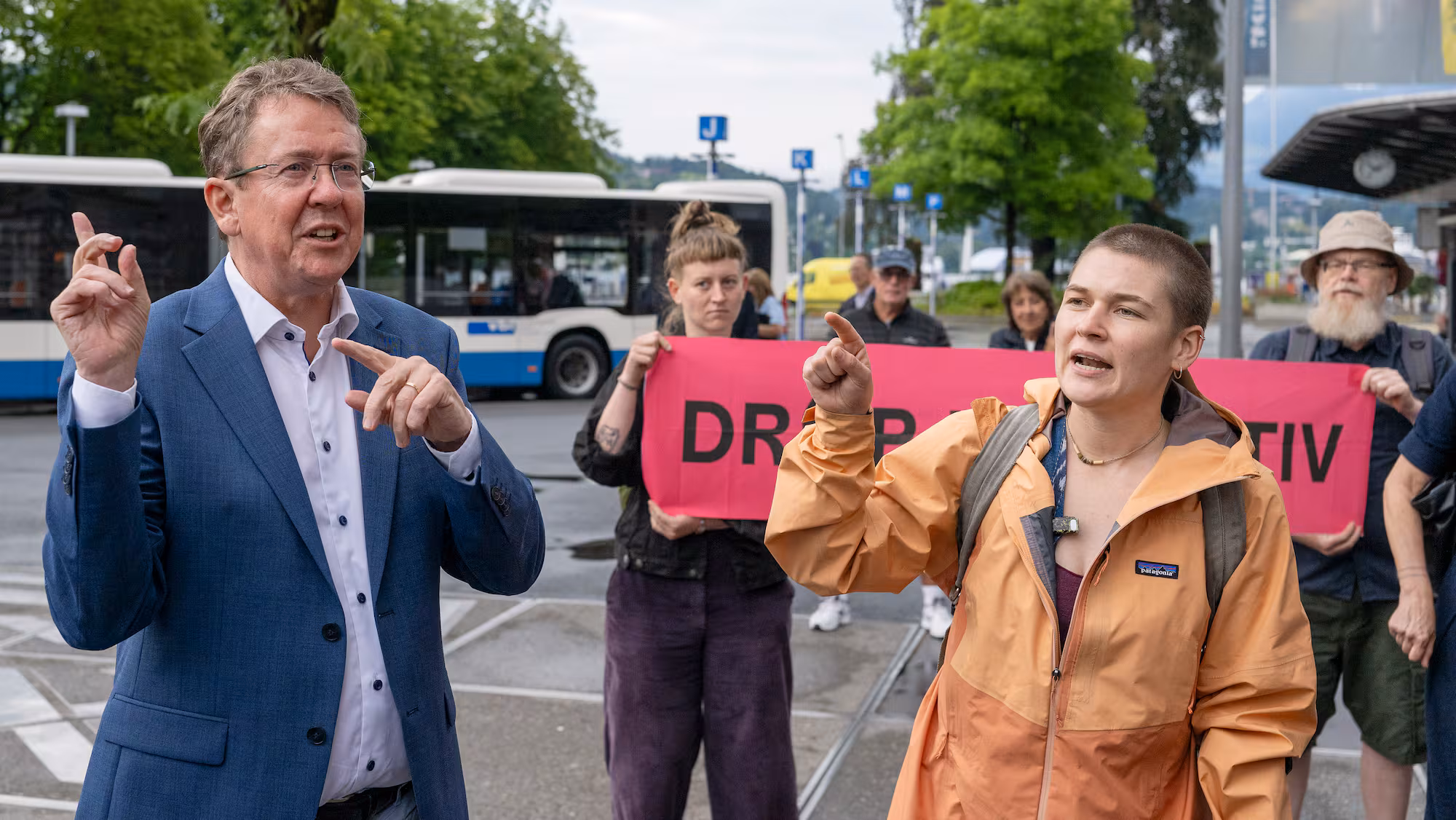 Klimaaktivisten stören Albert Röstis Medienausflug