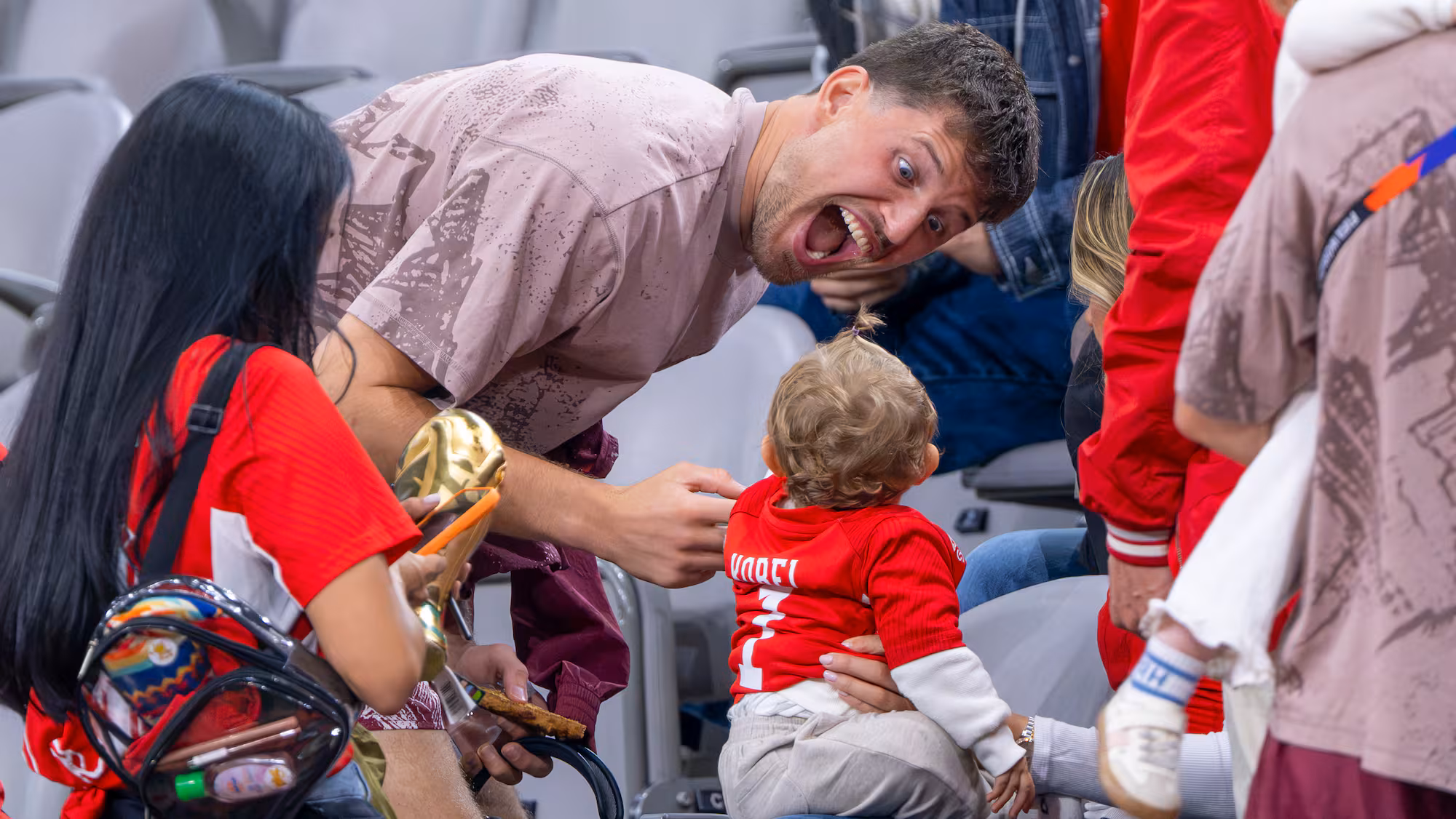 Schweizer Nati: Spieler feiern mit Pizza, Kindern und Pokal