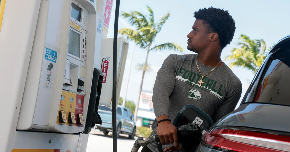 Oil prices plummet after Iran says Strait of Hormuz is "completely open"