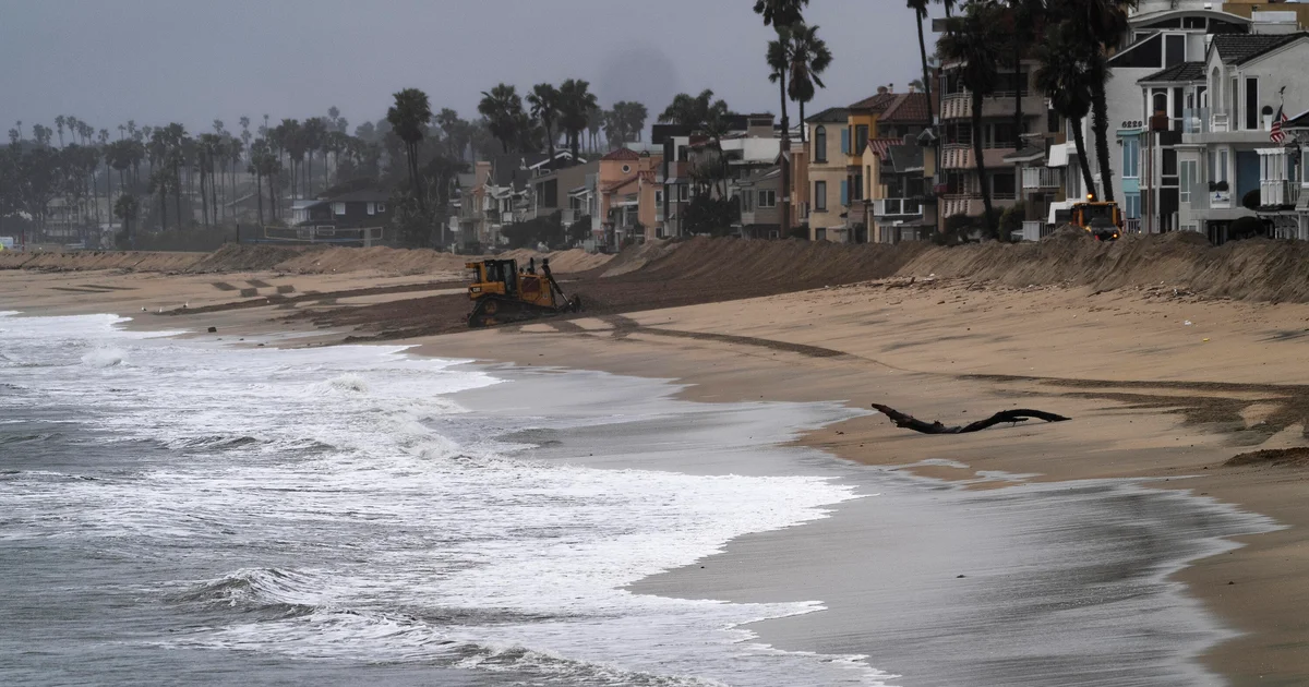 El Niño could bring "double whammy" of high tide flooding in 2026, NOAA warns