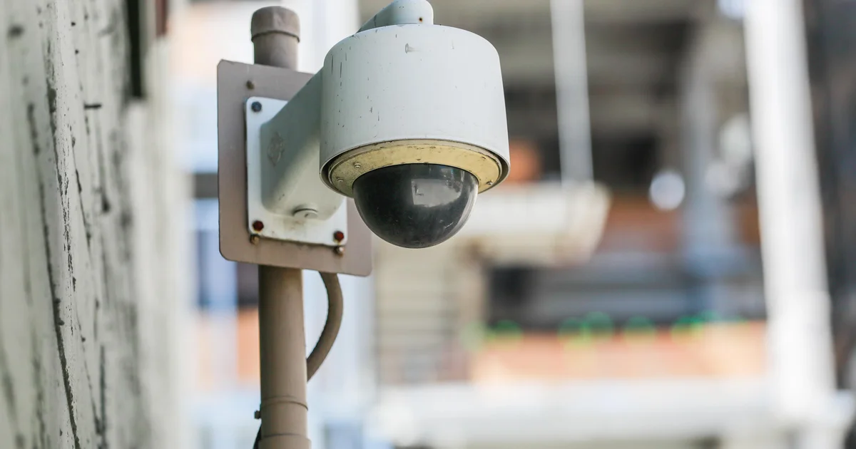 Florida man blames wrongful arrest on "error-prone" AI facial recognition