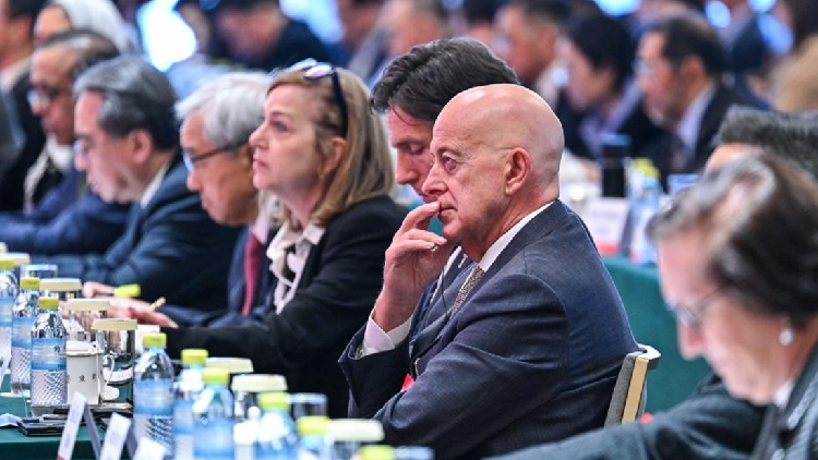 Experts, CEOs praise China's growth potential and openness at forum