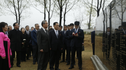 Chinese FM pays tribute at Chinese People's Volunteers martyrs' cemetery in DPRK
