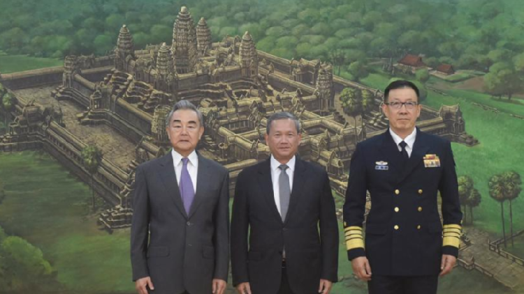 Cambodian PM meets with Chinese foreign minister, defense minister