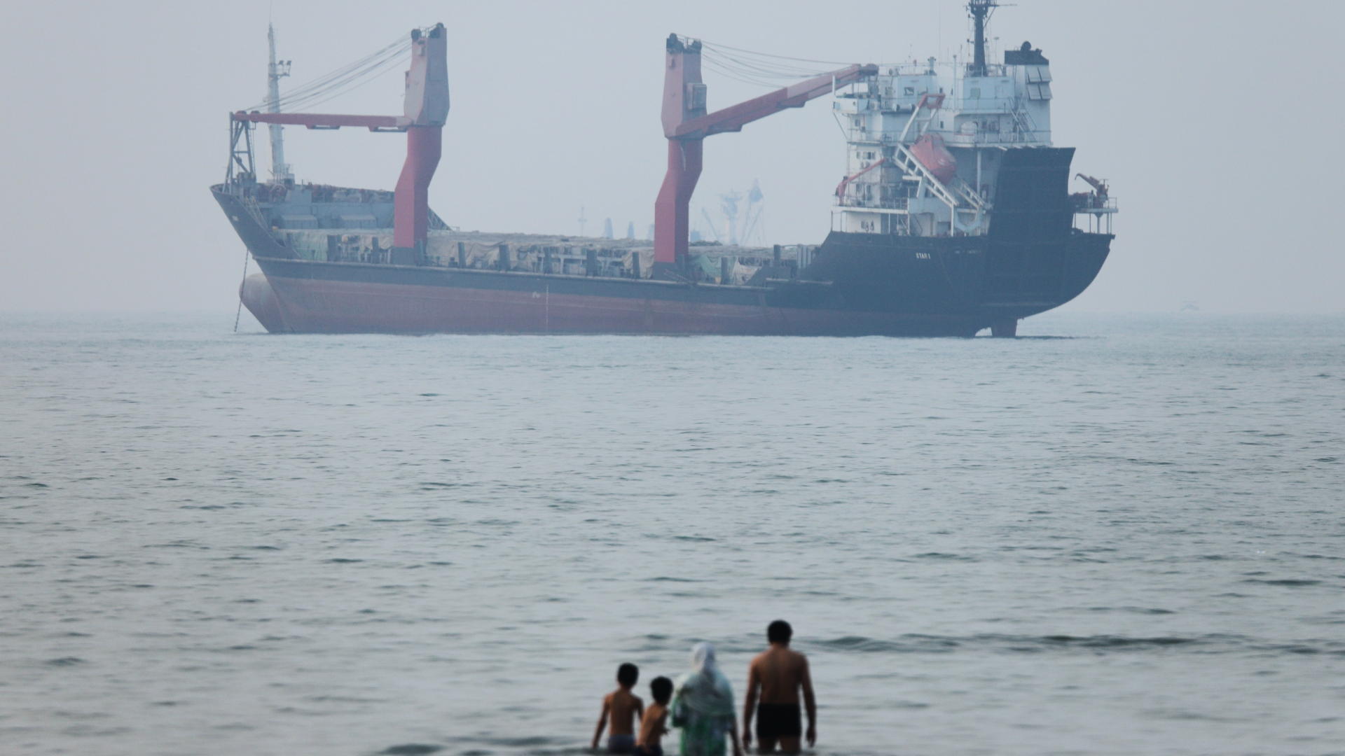 Ship runs aground in Hormuz as US negotiators arrive in Qatar