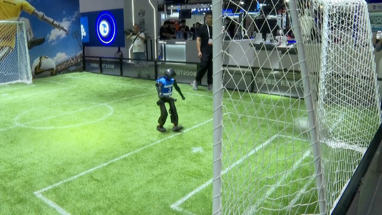 300 humanoid robots show off variety of talents at WAIC