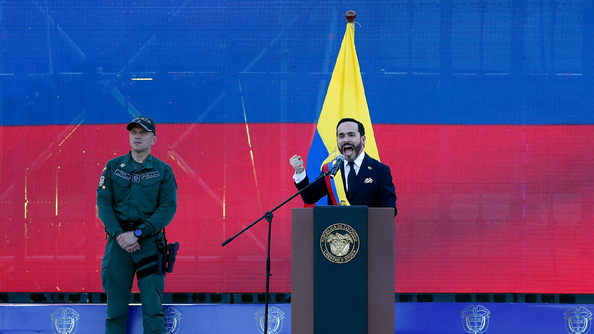 De la Espriella sworn in as Colombia's new president